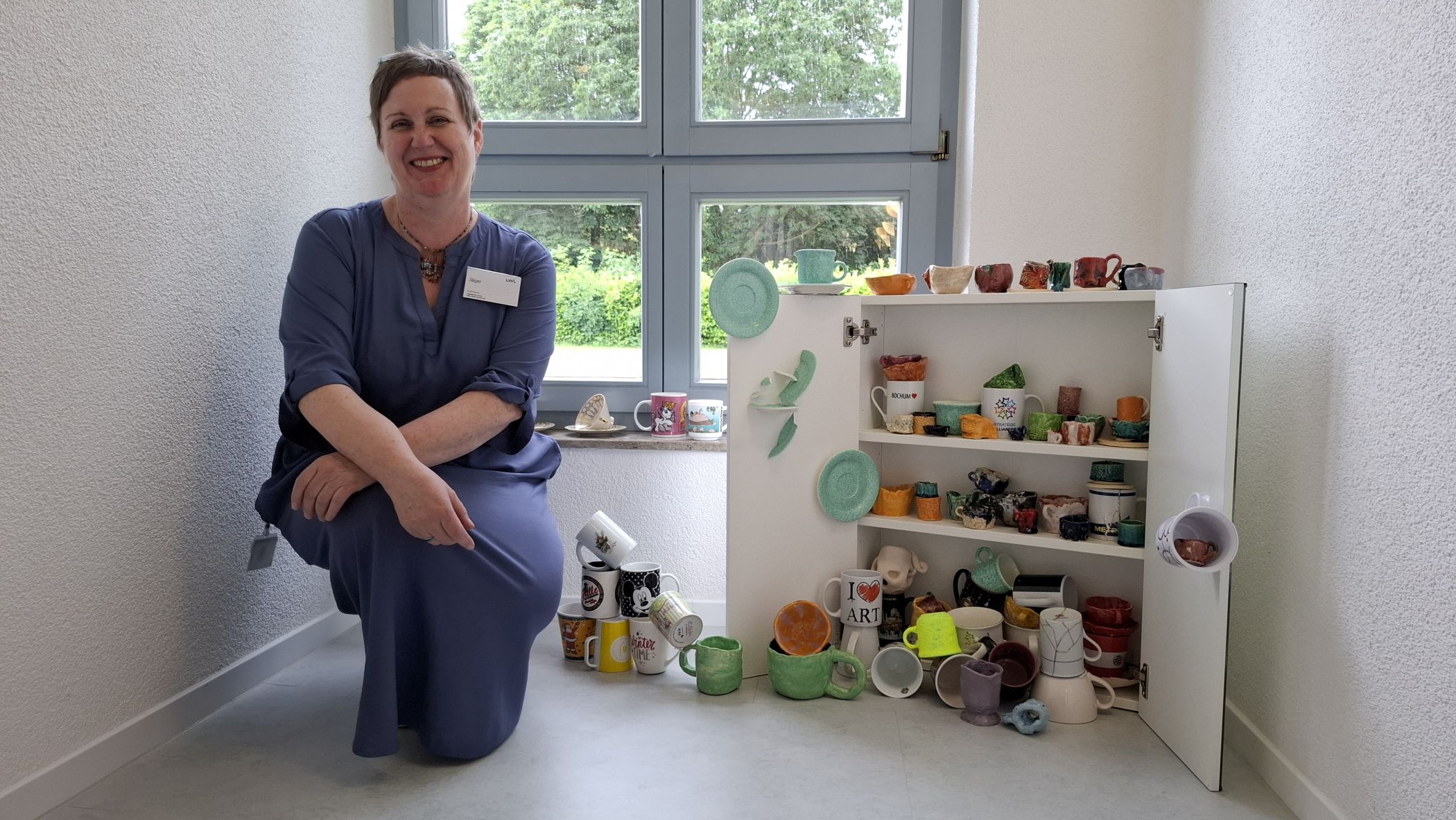 Anlässlich des Jubiläums der LWL-Tagesklinik Lünen hat die Kunsttherapeutin Sylvia Jäger mit der ambulanten Kunsttherapiegruppe das Projekt "Alle Tassen" entwickelt. In der ganzen Tagesklinik konnten die Gäste selbsterstellte und gesammelte Objekte finden.<br>Foto: LWL / Philipp Stenger