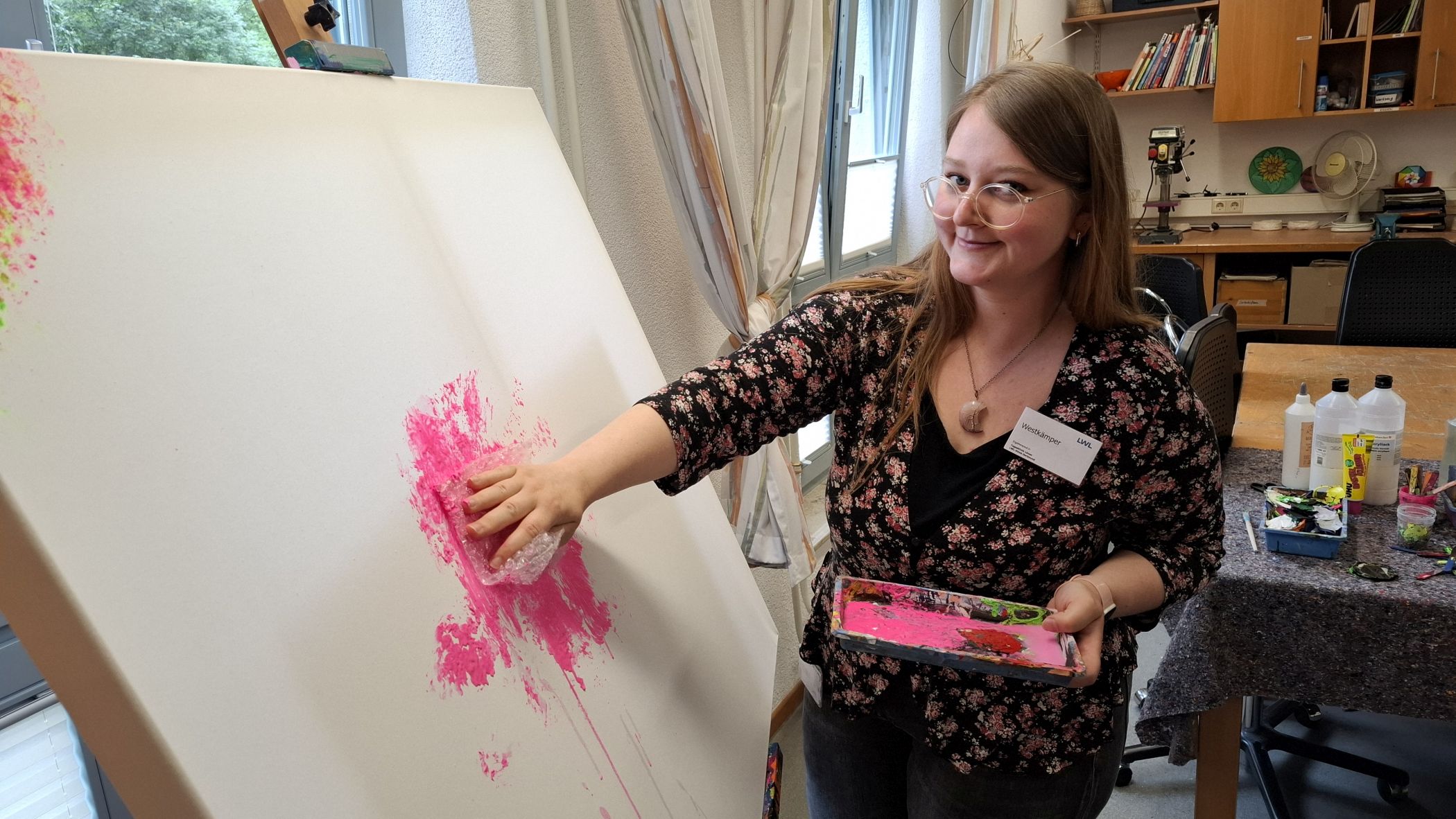 Bei der Ergotherapeutin Ann-Christin Westkämper konnten Besucherinnen und Besucher mit Farben kreativ werden.<br>Foto: LWL / Philipp Stenger