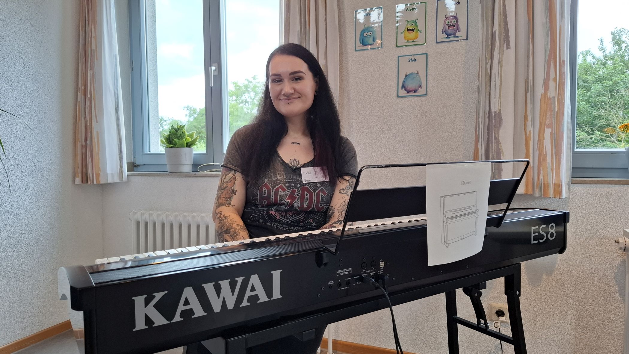 Ergo- und Musiktherapeutin Marie Franke nutzt Musik, um Gefühlen Ausdruck zu verleihen. Beim Jubiläum konnten sich die Gäste auch über ihre Arbeit informieren.<br>Foto: LWL / Philipp Stenger