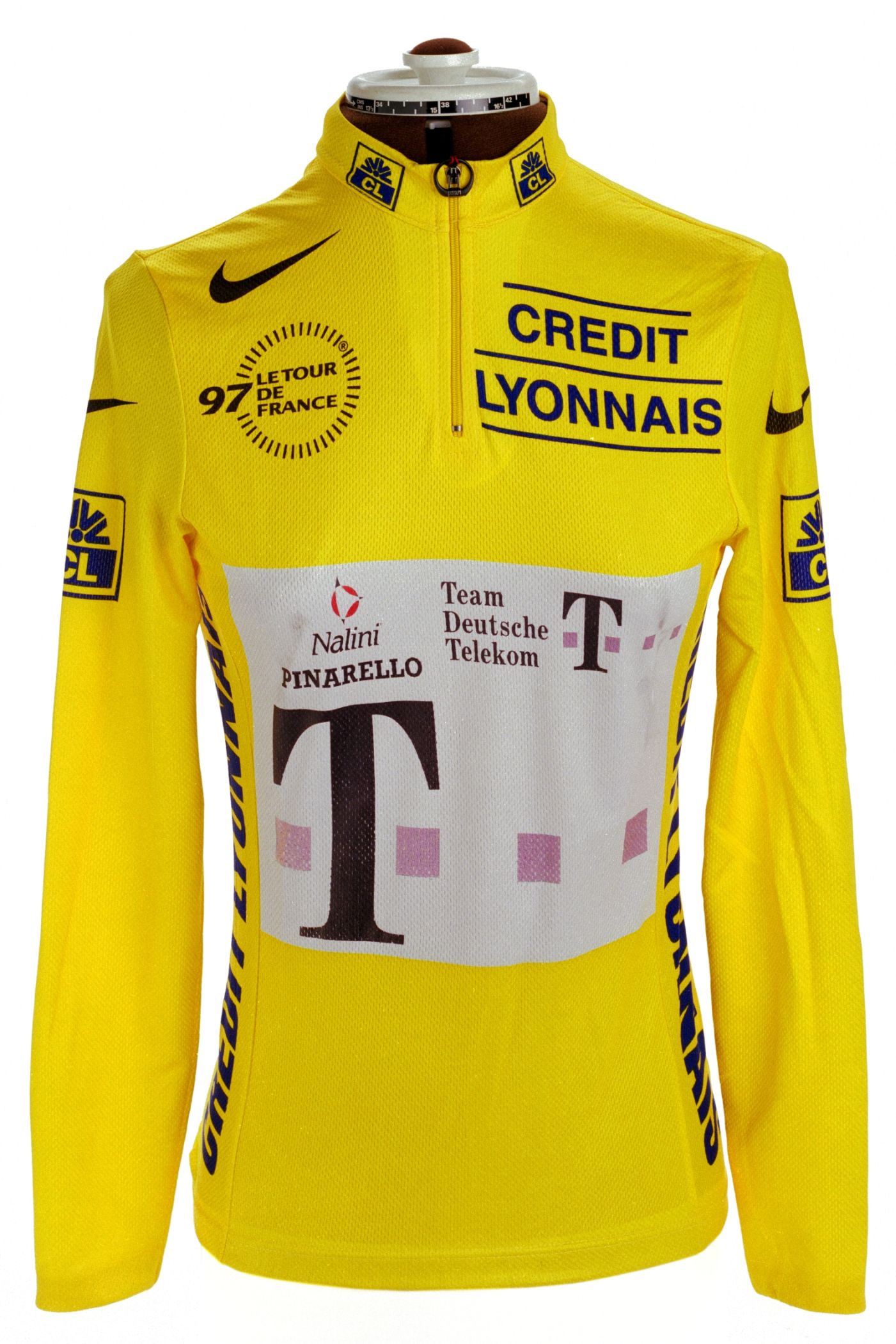 Regelbruch: Das Gelbe Trikot von Jan Ullrich ist aktuell in einer Ausstellung im Kloster Dalheim zu sehen. Das Trikot, das den Führenden der Gesamtwertung der Tour-De-France kennzeichnet, stammt aus dem Jahr 1997 und ist eine Leihgabe der Stiftung Haus der Geschichte der Bundesrepublik Deutschland in Bonn.<br>Foto: Axel Thünker, Stiftung Haus der Geschichte