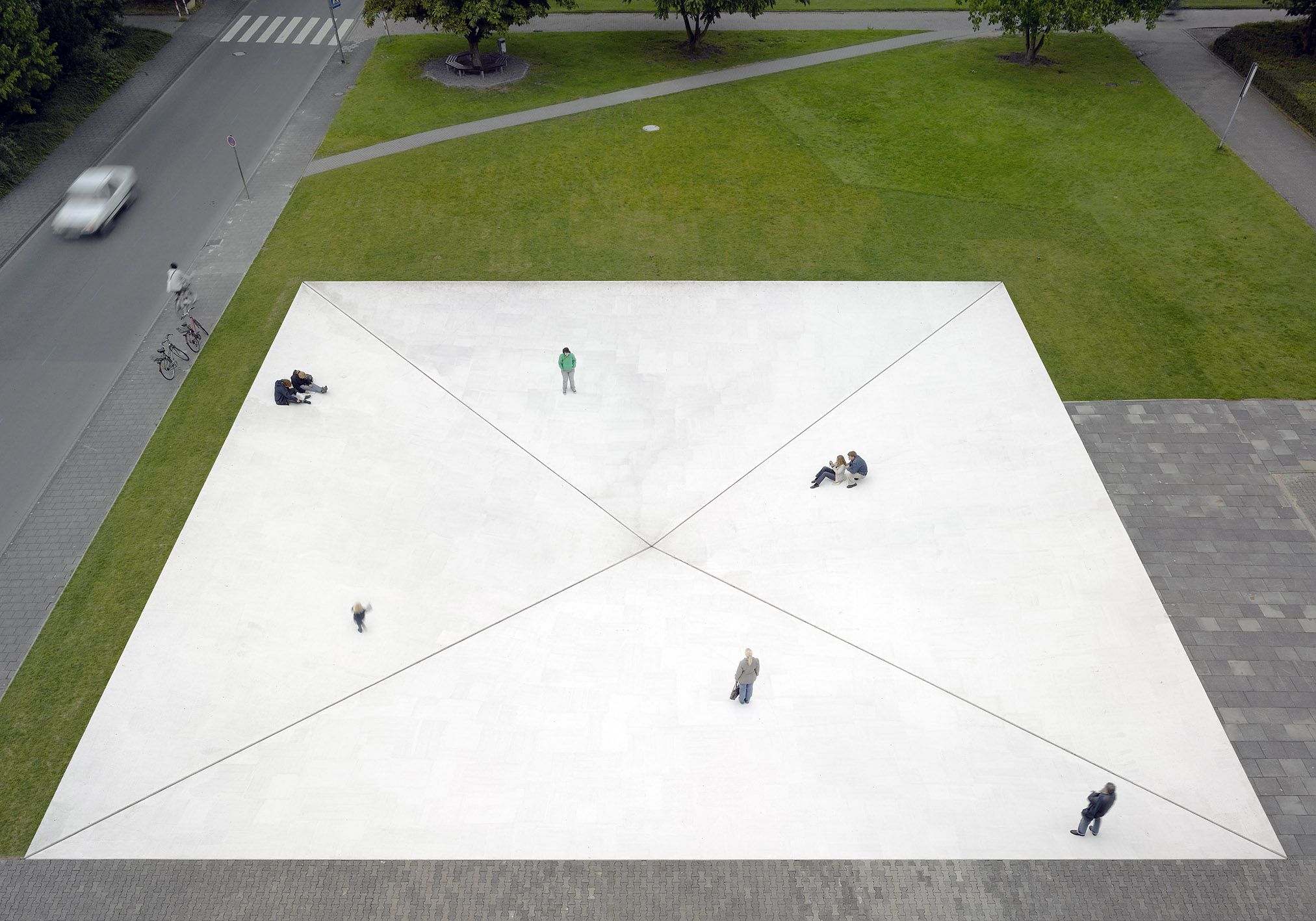 Das Foto zeigt das Skulptur Projekt "Square Depression" (Skulptur Projekte Münster 2007) von Bruce Nauman, bevor es abgerissen wurde. Nun wird auf dem Universitätscampus nach einem neuen Standort gesucht.<br>Foto: http://www.artdoc.de
