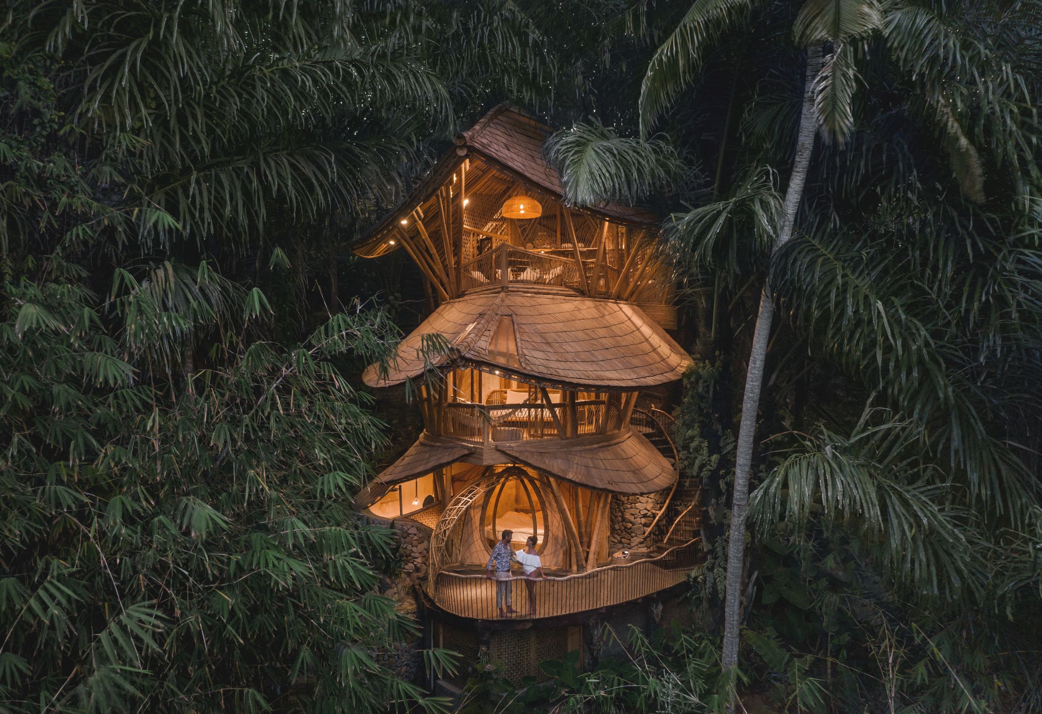 Beispiel aus der Ausstellung "Fantastisch bauen" Baumhaus in der Ferienanlage "Green Village" auf Bali.<br>Foto: IBUKU