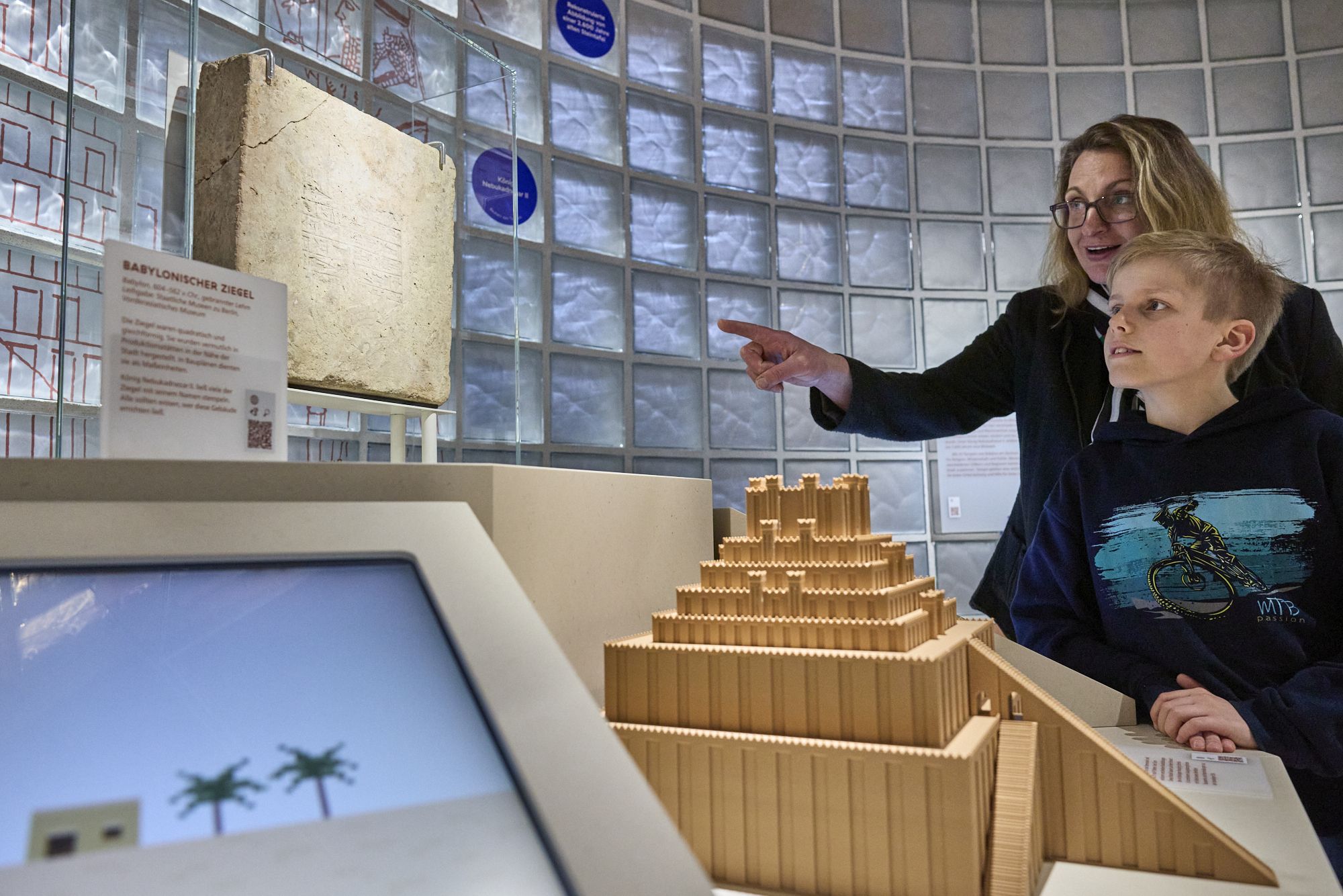 Spielend durch die Geschichte: Die Dauerausstellung "Von Babylon bis zum Mond" bietet mit analogen und digitalen Spielen eine Entdeckungsreise durch die Geschichte des Bauens und Wohnens.<br>Foto: LWL / Philipp Harms