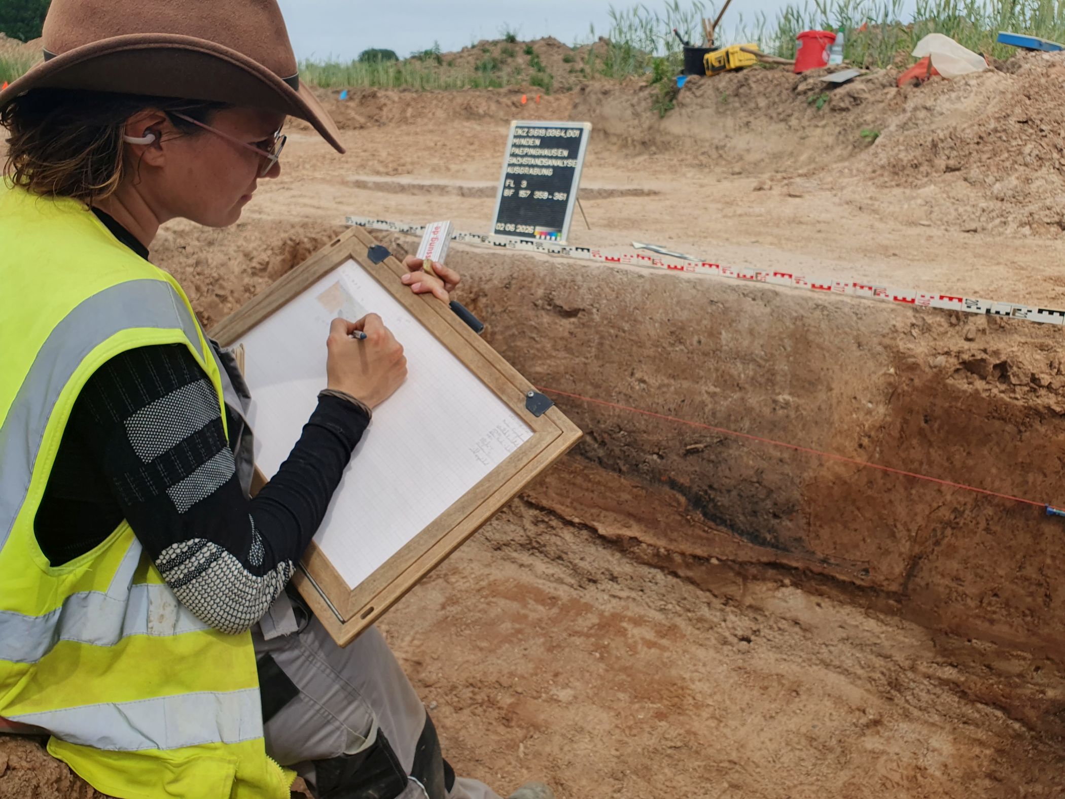 Archäologin Myrtille Correè zeichnet eine der neben den Häusern angelegten Siedlungsgruben. Durch dieses Vorgehen kann Sie die einzelnen Schichten in den archäologischen Befunden genau dokumentieren und interpretieren.<br>Foto: LWL-AfW/S. Düvel