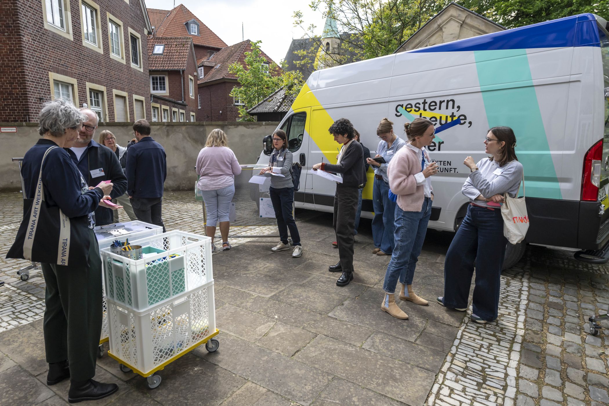 Der "Gedenkstättensprinter" (rechts) - bestückt mit Konzepten, Materialien, Möbeln und Personal - bringt die Formate direkt an die 17 NS-Gedenkstätten und Erinnerungsorte.<br>Foto: LWL/Thorsten Arendt, 2026