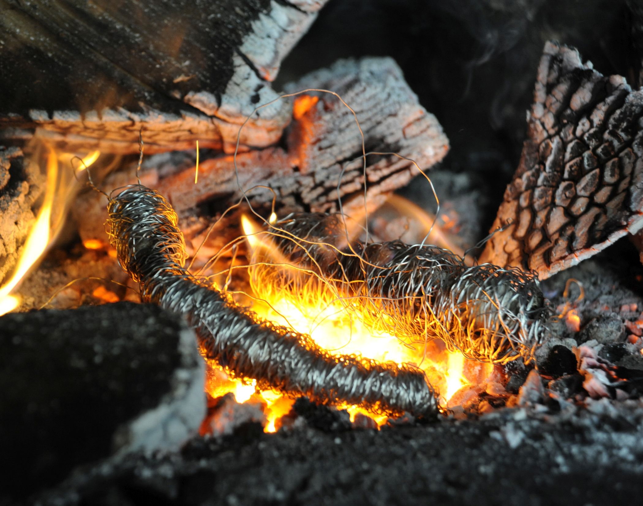 Zum Leuchten werden eigene "Feuerbienen" in der Reihe der Mitmachprogramme gebracht.<br>Foto: LWL/Stuke