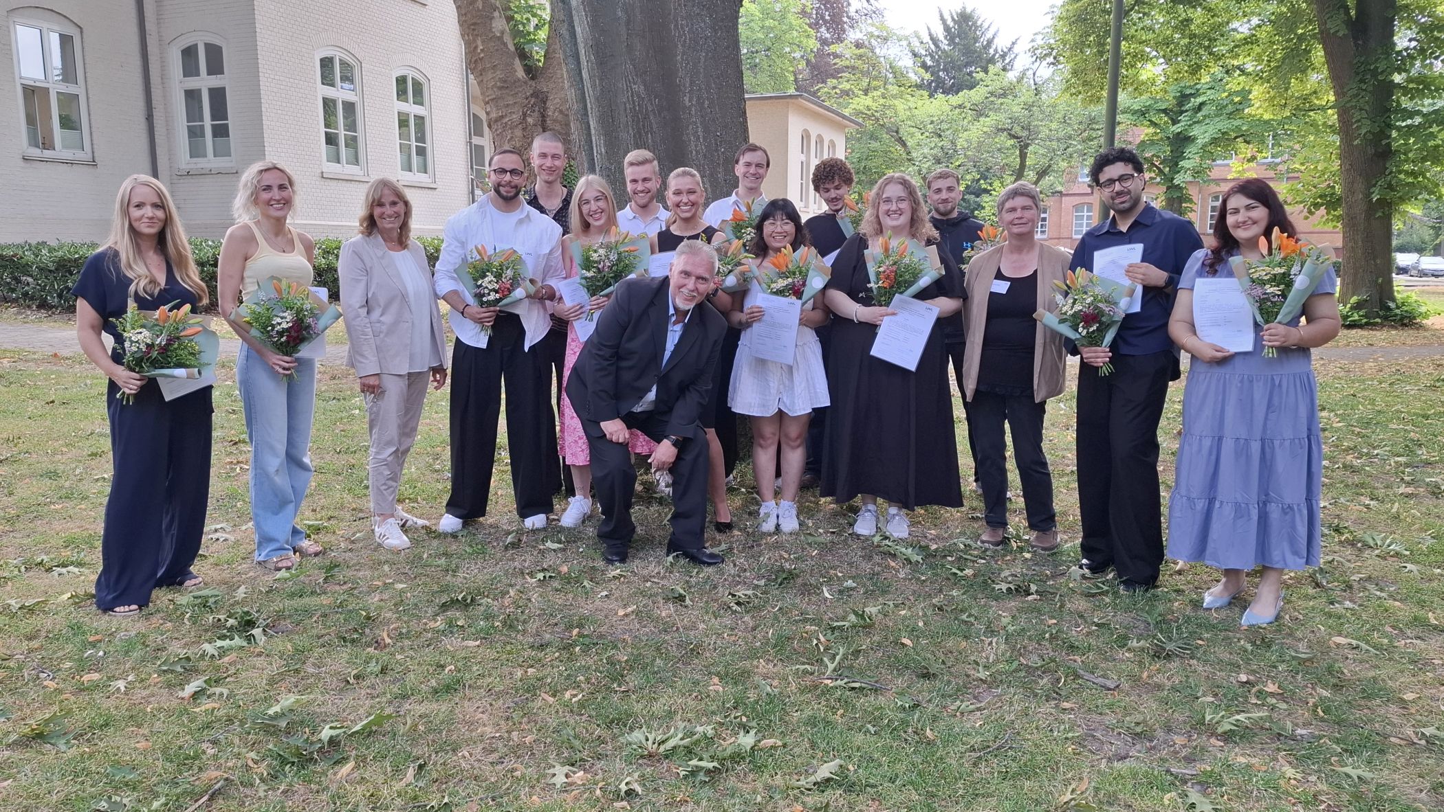 14 Auszubildende der LWL-Pflegeschule Dortmund sind nun Pflegefachfrauen und Pflegefachmänner. Mit ihnen freuten sich die Schulleiterin Doris Wattad (3.v.l.), die stellvertretende Schulleiterin Nicole Liedschulte (3.v.r.) und der Kursleiter Ralf Arendt (Mitte).<br>Bild: LWL/Philipp Stenger