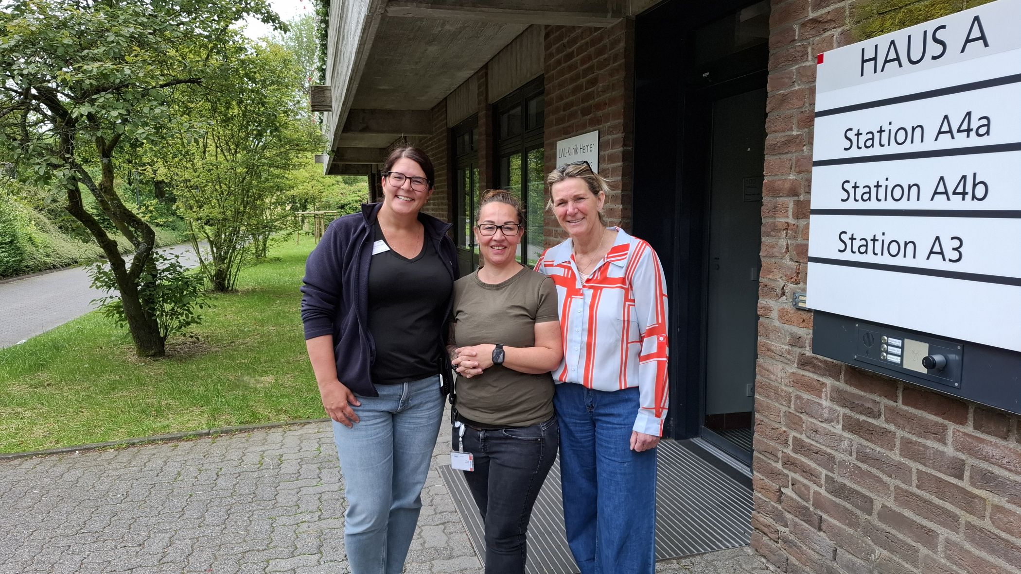 Die Stationsleitung Diana Rodriguez Gonzalez, Pflegeentwicklerin Sabrina Mango und die Abteilungsleitung Kirsten Zimmer (v.l.) haben die Seminarreihe "HALT!" entwickelt.<br>Foto: LWL / Philipp Stenger