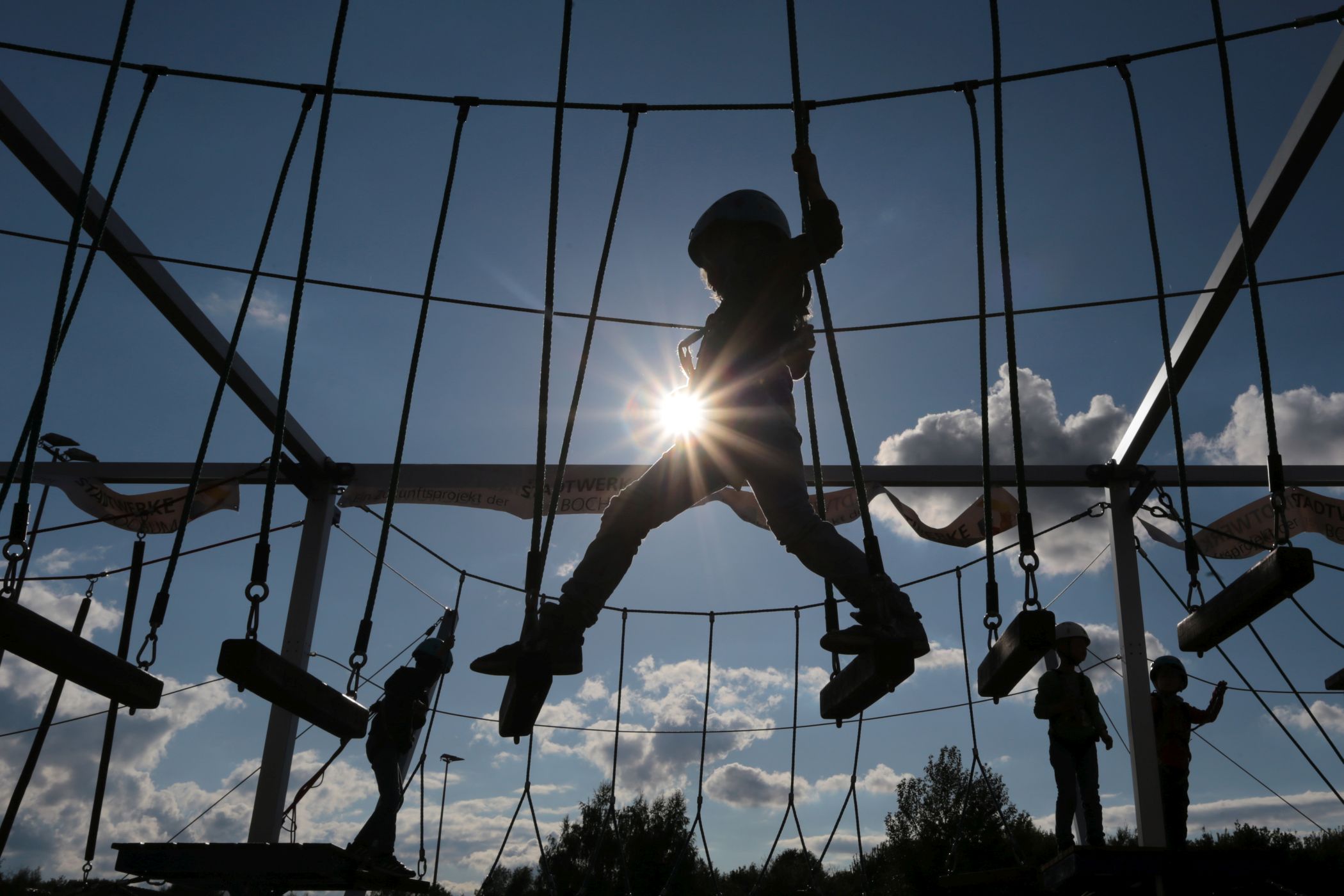 Hoch hinaus geht es für mutige Kletterinnen und Kletterer in der letzten Ferienwoche im Hochseilgarten auf dem Gelände der Zeche Hannover.<br>Foto: Stadtsportbund Bochum e.V.
