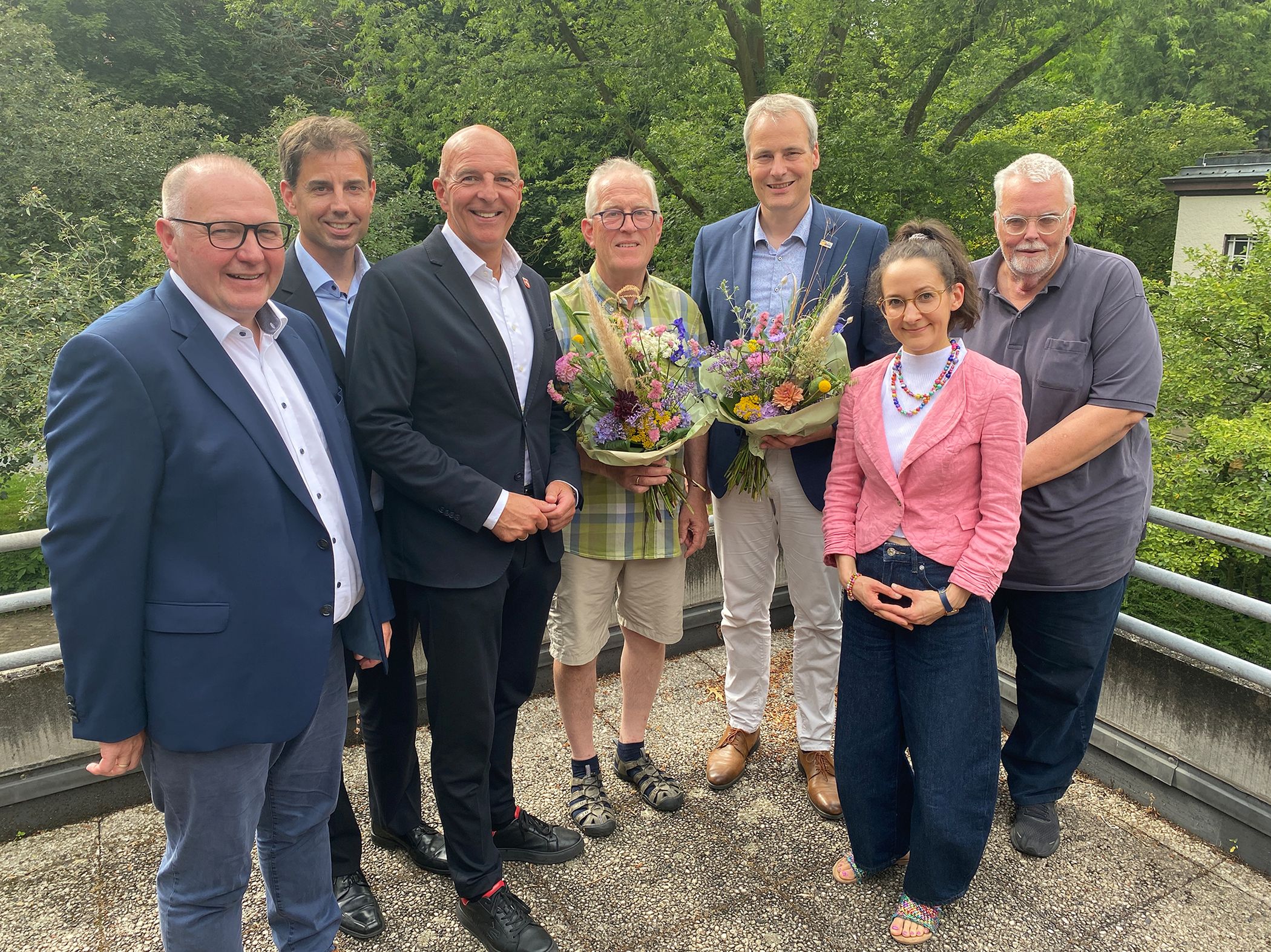 Dem frisch gewählten Vorsitzenden des Eickelborner Forensik-Beirats, Bürgermeister Alexander Tschense (5.v.l.), und seinem Stellvertreter Antonius Schütte gratulierte LWL-Direktor Dr. Georg Lunemann (3.v.l.) gemeinsam mit dem Führungstrio des LWL-Zentrums für Forensische Psychiatrie Lippstadt und einer Vertreterin der LWL-Maßregelvollzugsabteilung.<br>Foto: LWL/Schufi