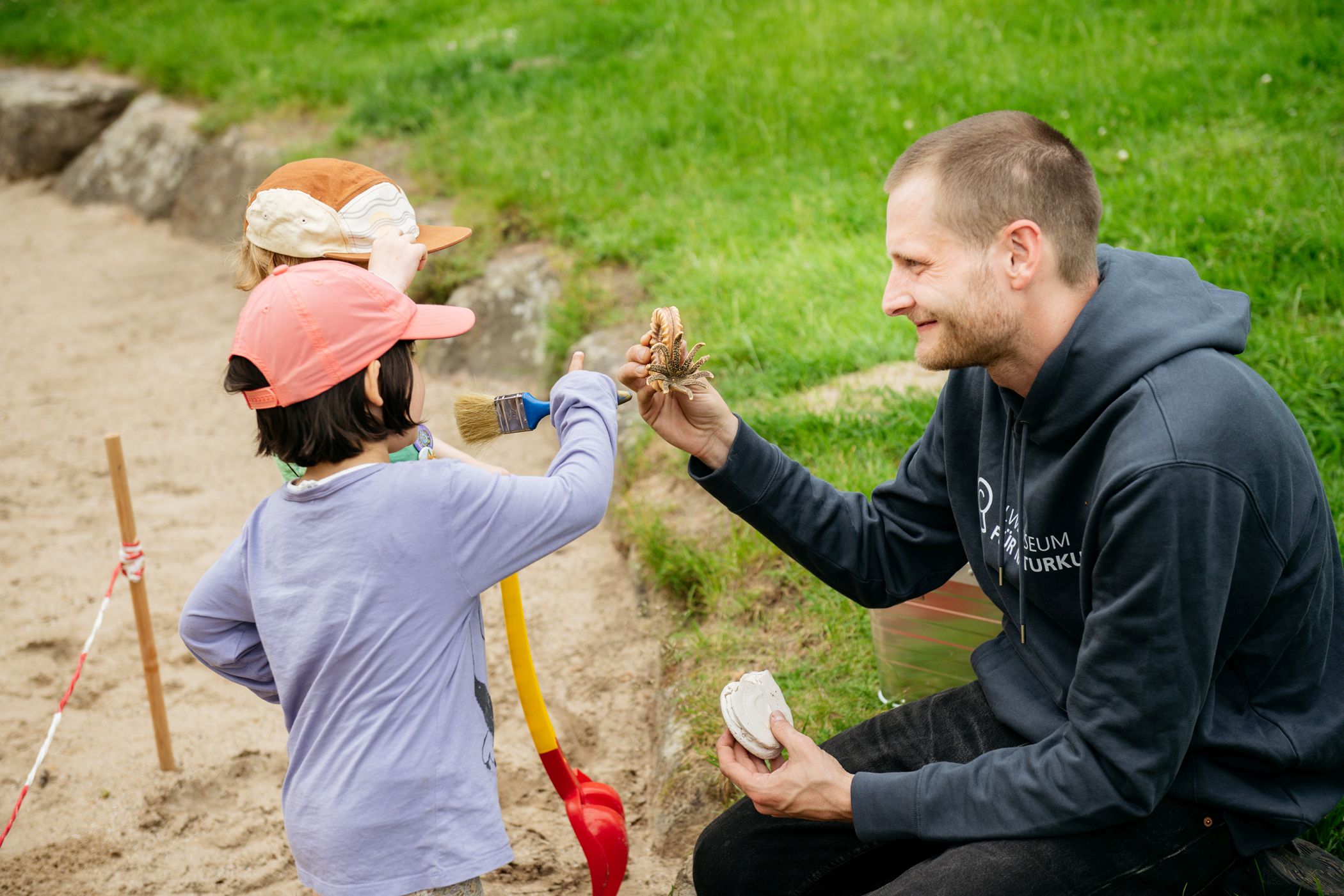 Ist ein Fund freigelegt, wird überlegt, zu welchem Tier er gehört. Unterstützung geben geschulte Museumspädagog:innen, die bei der Bestimmung helfen und Hintergründe zu den Funden erklären.<br>Foto: LWL/Steinweg