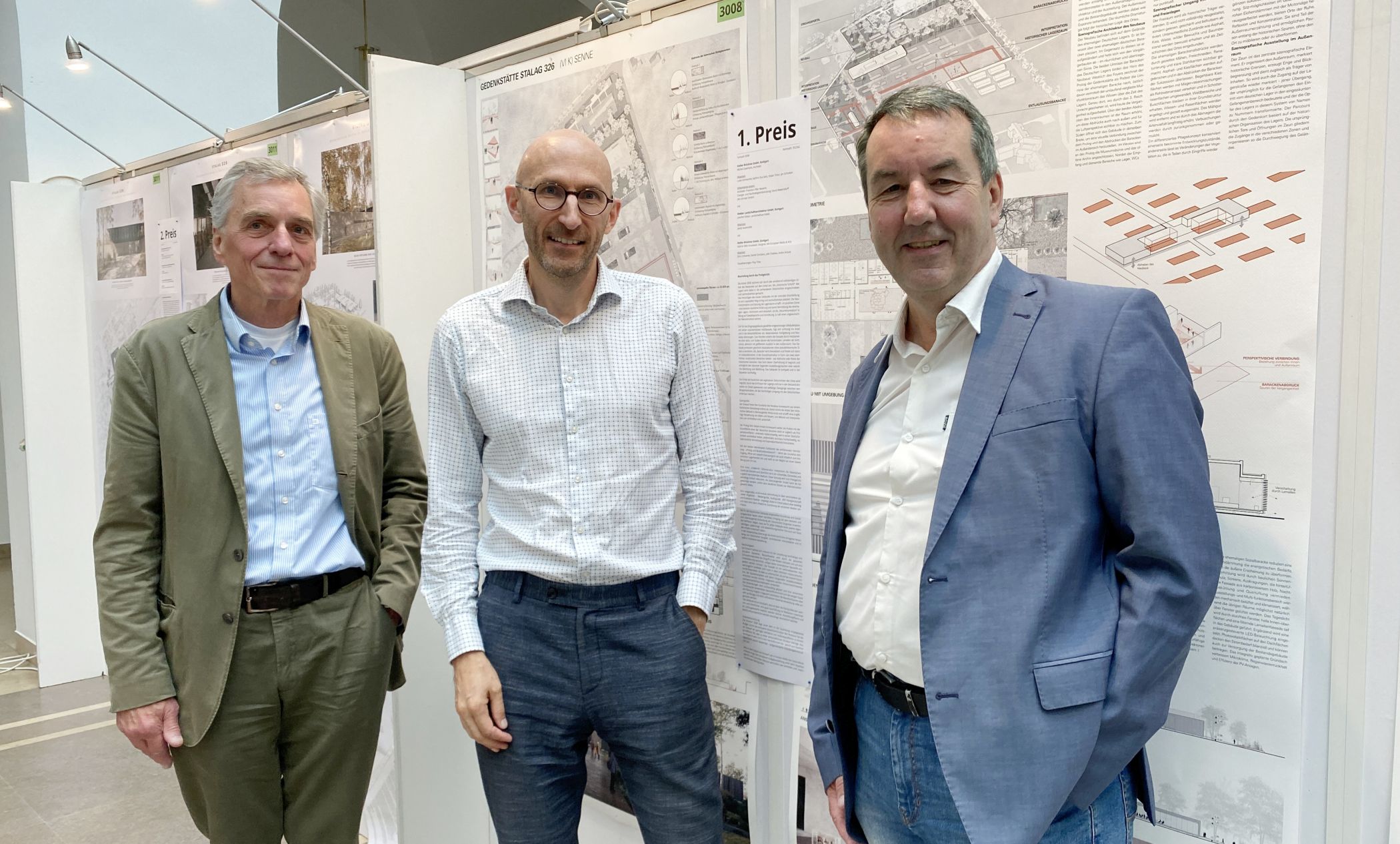 (v.l.) Prof. Dr.-Ing. Volker Droste, Leiter des Preisgerichts, Architekt Michel Casertano vom Atelier Brücker GmbH, Stuttgart (1. Preis) und Matthias Gundler, Betriebsleiter beim LWL-Bau- und Liegenschaftsbetrieb.<br>Foto: LWL/Forbrig