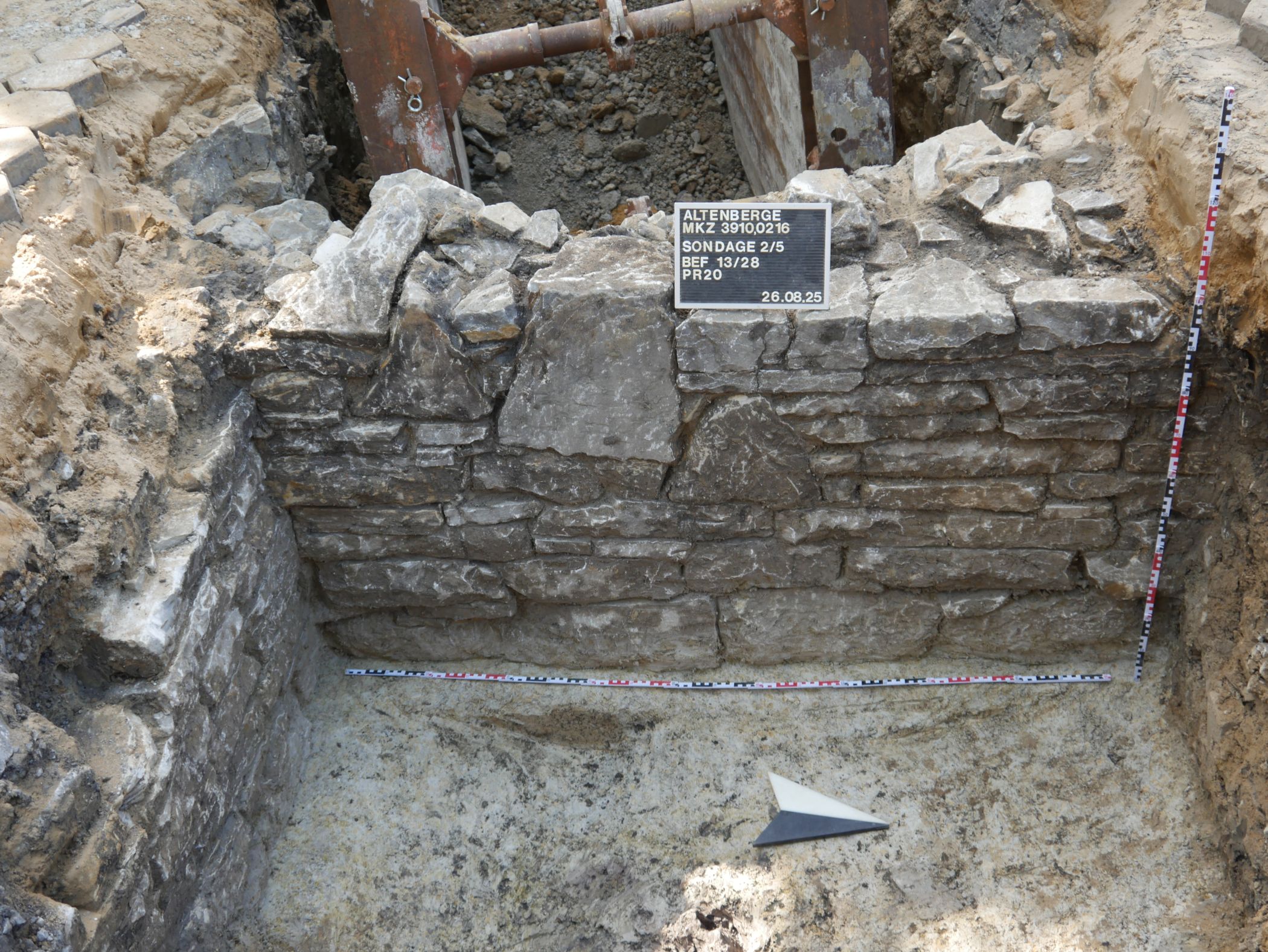 Bruchsteinmauerwerk des 13. Jahrhunderts nördlich der Kirche.<br>Foto: H. Neidhardt / Archäologie am Hellweg eG