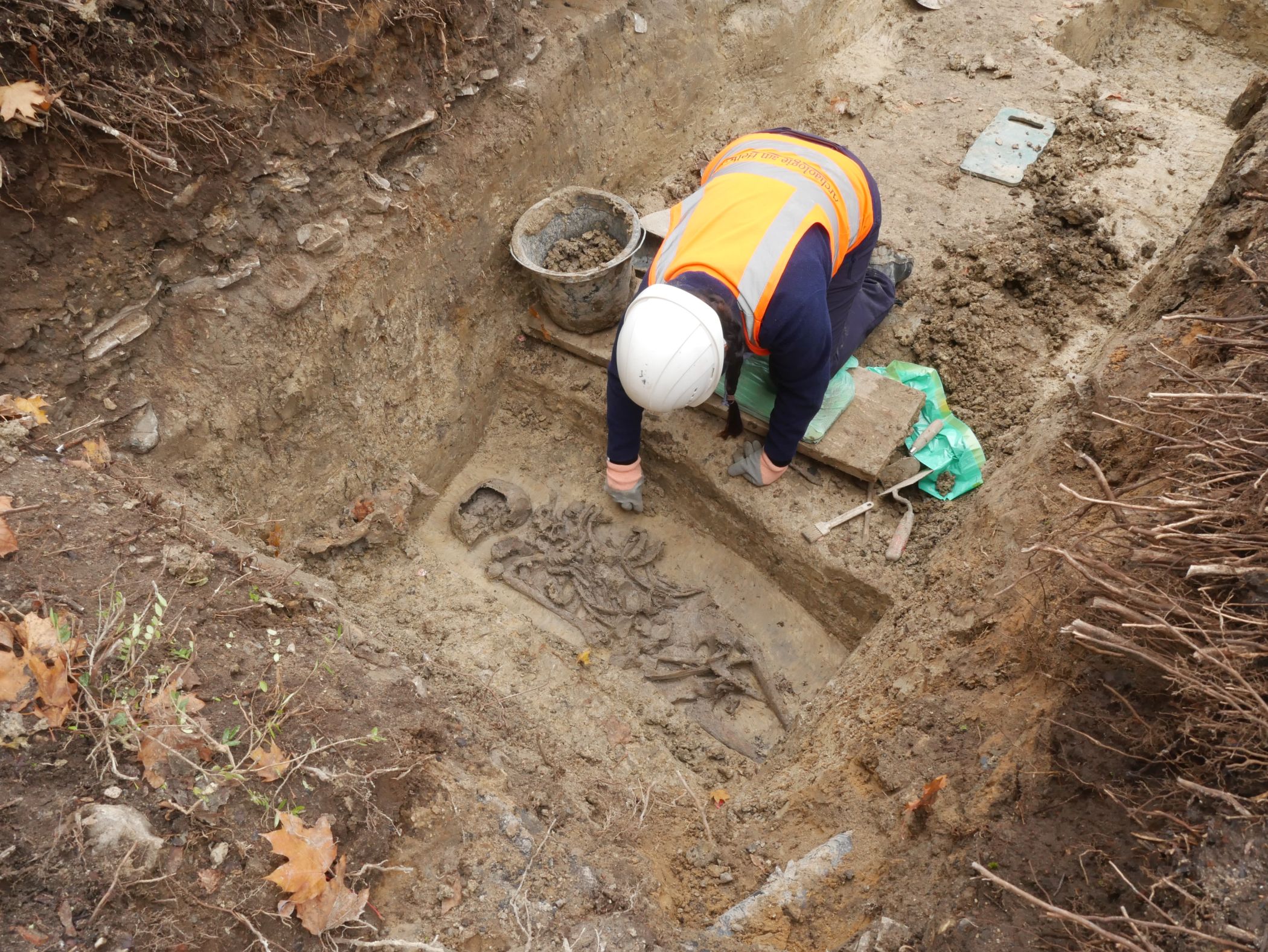 Arbeitsfoto bei der Freilegung einer sicher datierten Bestattung des 8.-9. Jahrhunderts.<br>Foto: C. Golüke / Archäologie am Hellweg eG