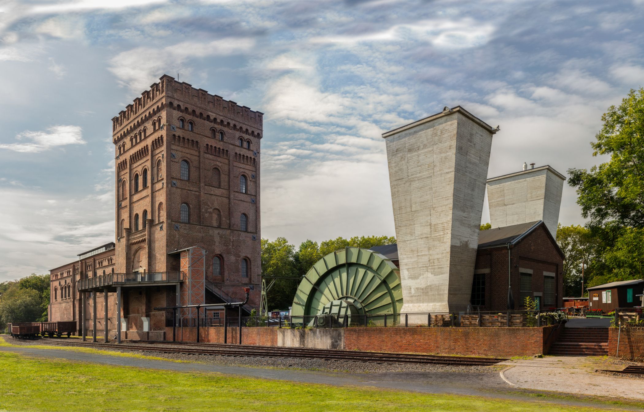Das LWL-Museum Zeche Hannover mit Maschinenhalle, Malakowturm und Lüftergebäude.<br>Foto: LWL / Achim Bednorz
