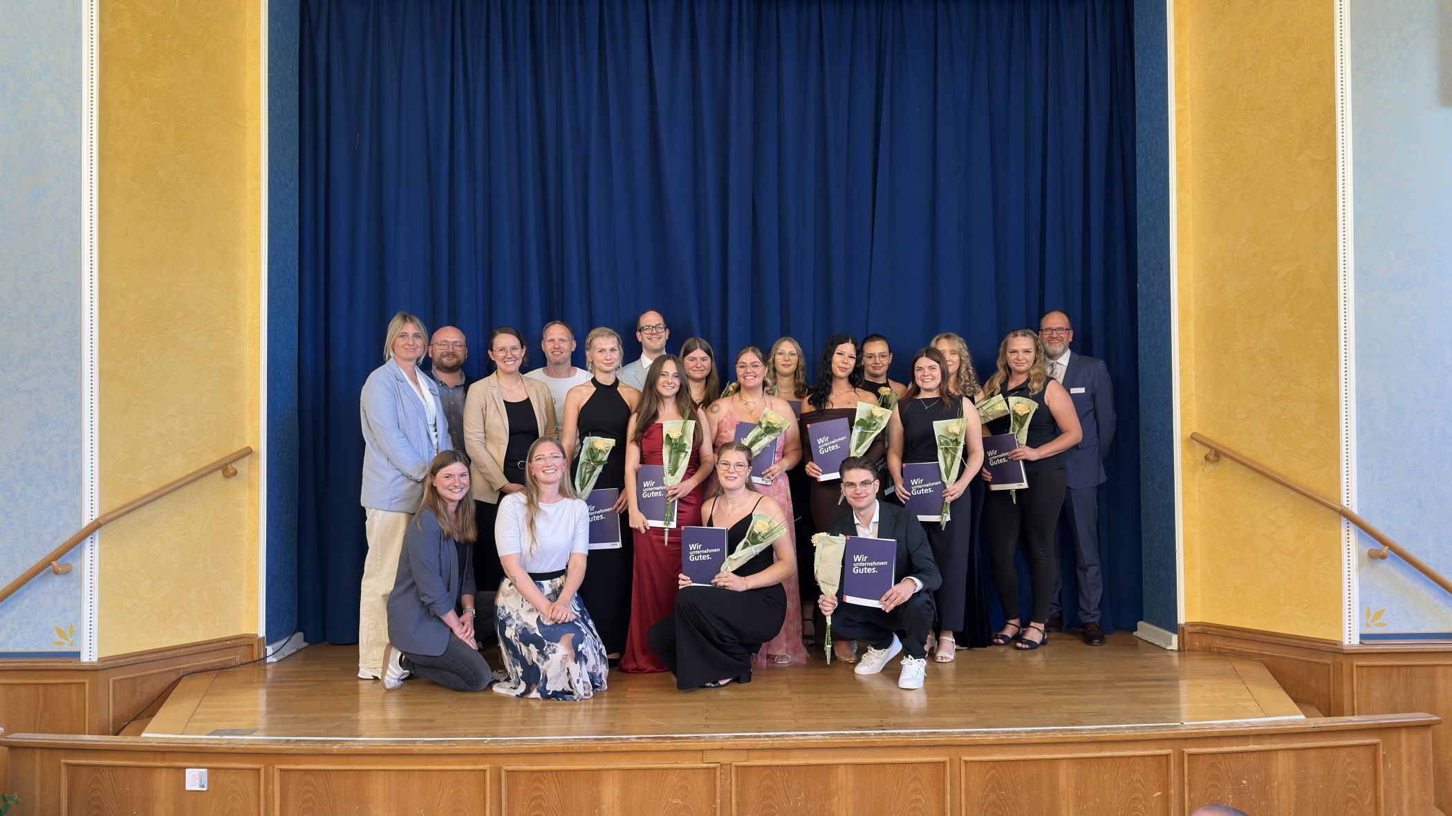Die Absolvent:innen des Kurses 08/23 mit dem Team der LWL-Pflegeschule Kreis Soest nach den bestandenen Abschlussprüfungen.<br>Foto: LWL/Enrica Gore