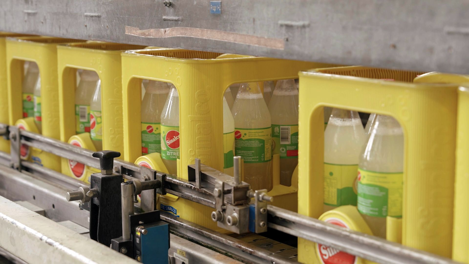Blick in die Flaschenabfüllung der Sinalco-Produktion in Duisburg.<br>Foto: LWL