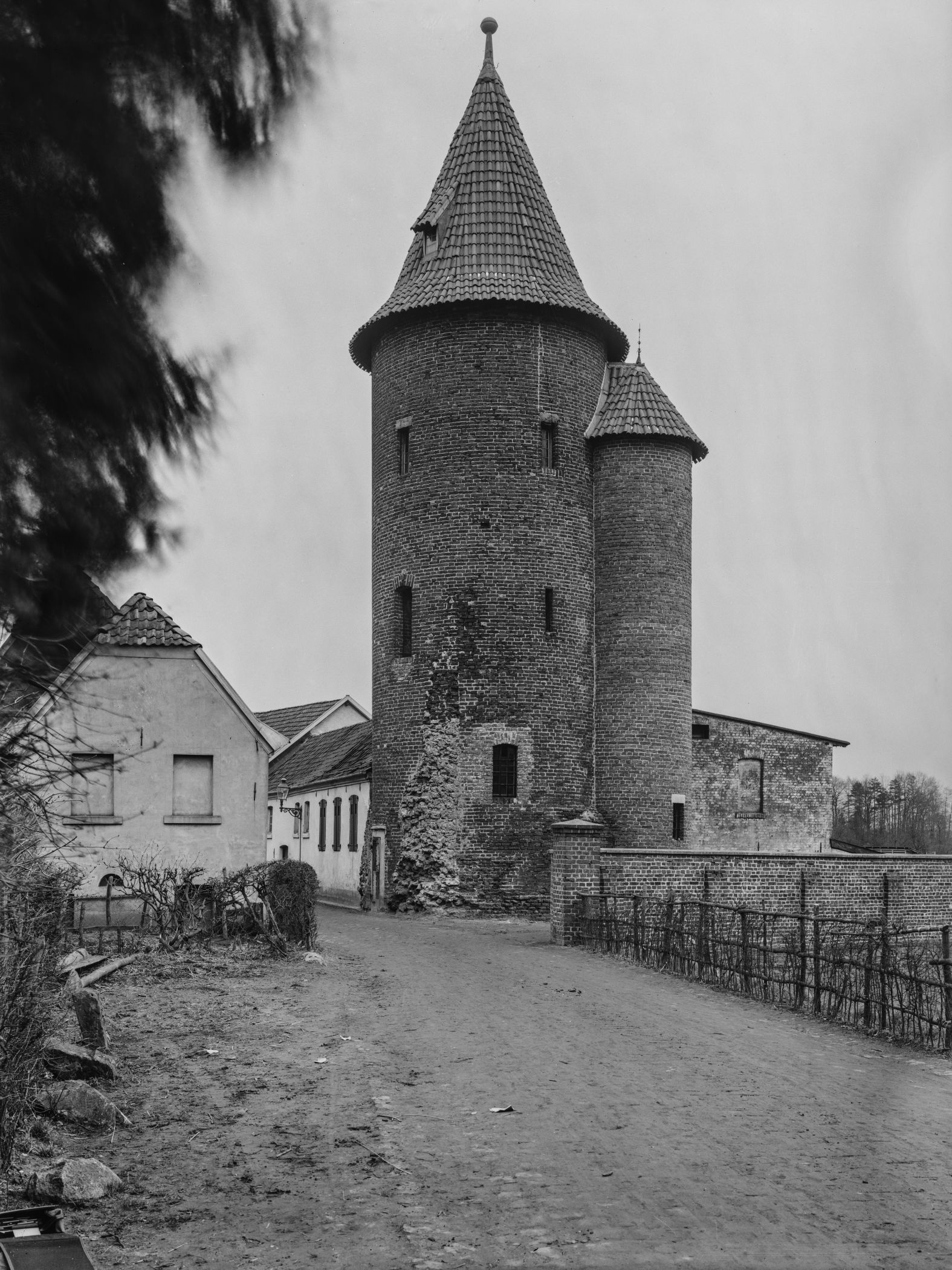 Der Wedemhoveturm mit seinem Treppenturm 1928.<br>Foto: LWL