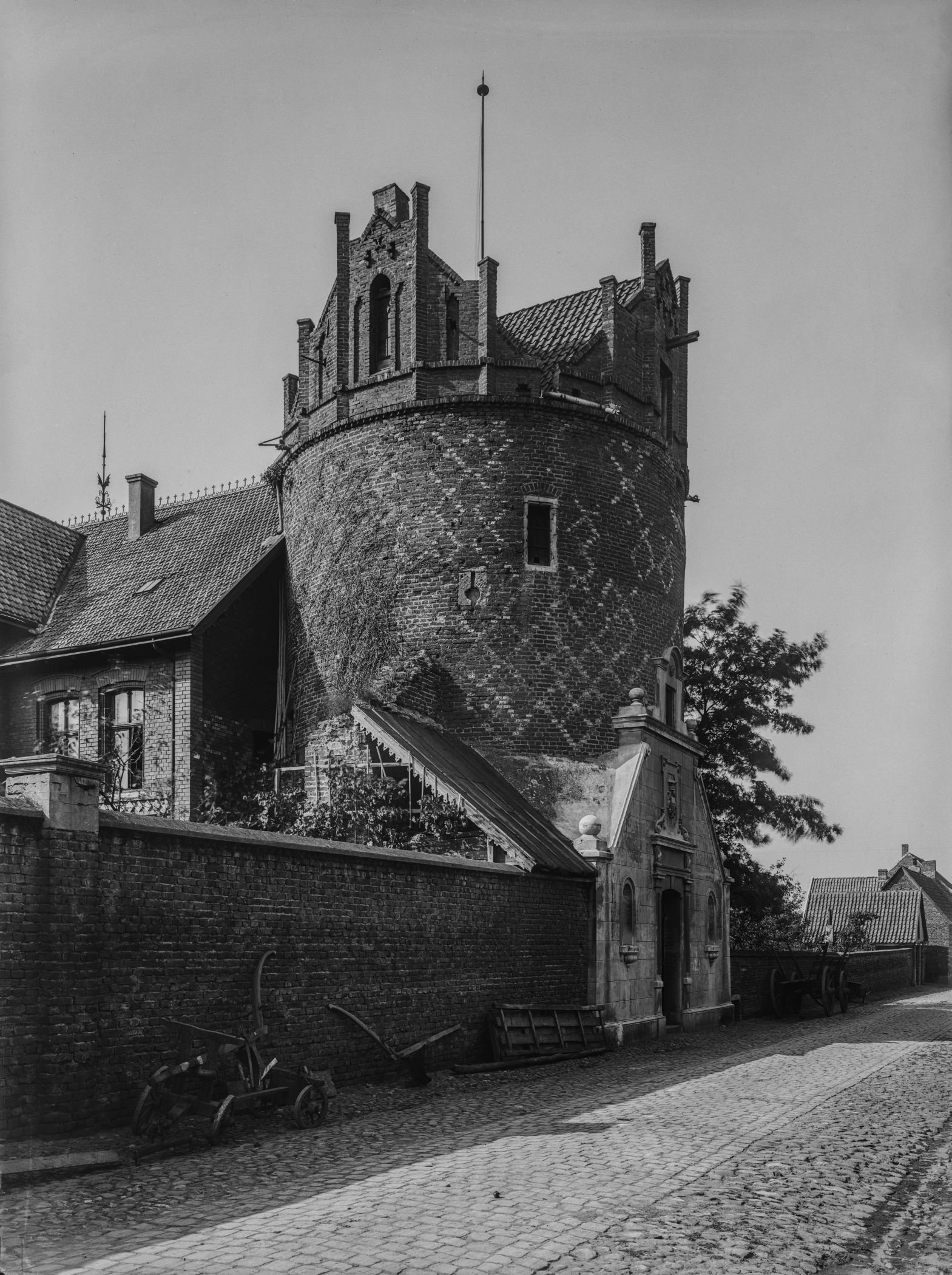 Der Holkensturm (hier noch mit gotischem Turmabschluss 1902) nimmt unter den Türmen eine Sonderstellung ein. Im späten 19. Jahrhundert erhielt der Turm infolge eines rückwärtigen Wohnanbaus ein Eingangsportal in der Formensprache des Historismus.<br>Foto: LWL