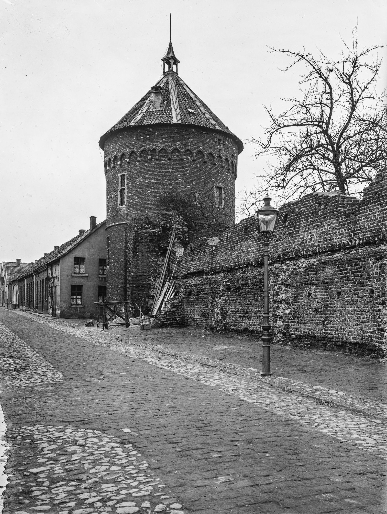 Der Diebesturm mit Fragmenten der Stadtmauer 1902.<br>Foto: LWL