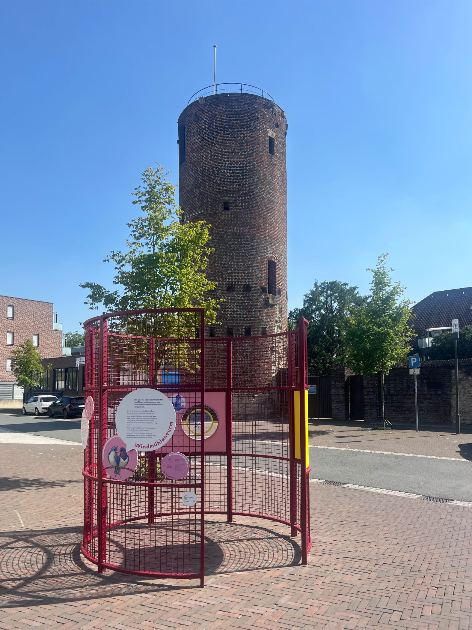 Der Windmühlenturm mit dem Drahtgestell als Vermittlungselement.<br>Foto: LWL/Raphaela Wegers