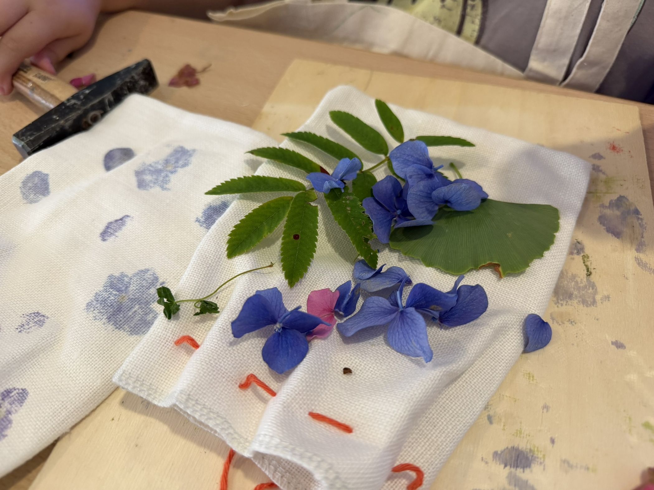 Beim Ferienprogramm "Wald-Kunst" gestalten Kinder kreative Kunstwerke aus Naturmaterialien für zu Hause.<br>Foto: LWL/Uffmann