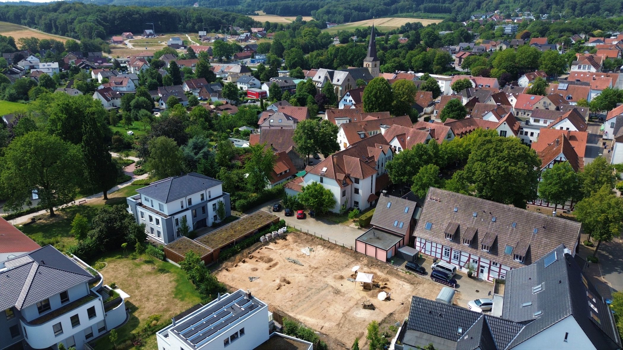 Grabungsfläche auf dem ehemaligen Gartengrundstück an der Ravensberger Straße. Im Bereich des heutigen Carports am linken Rand der Grabungsfläche konnten die Pfostenstellungen eines mittelalterlichen Wohngebäudes nachgewiesen werden, das man in der Nähe des Schwarzbaches errichtet hatte.<br>Foto: Archäologie am Hellweg e.G./H. Nabo