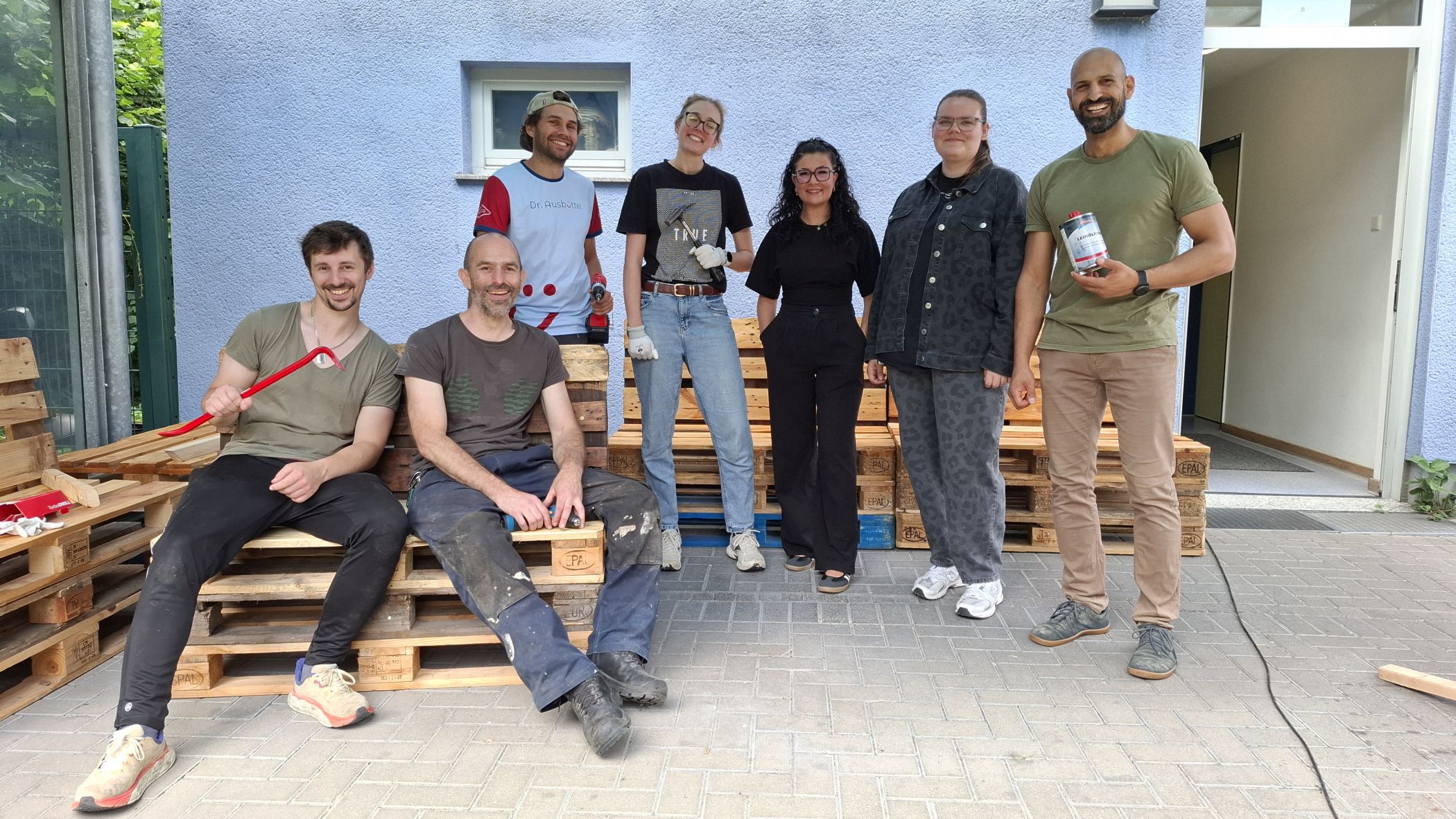 Mit den Mitarbeitenden der Firma "Dr. Ausbüttel" konnte das Projekt schnell umgesetzt werden. Es freuen sich (v.l.): Niclas De Vries, Richard Joos, Alexander Herbort, Leonie Freise, die zwei LWL-Mitarbeiterinnen Jasmin Kluwe und Alina Kuschel und Malik Iflazoglu-Ellerbrok.<br>Foto: LWL / Philipp Stenger