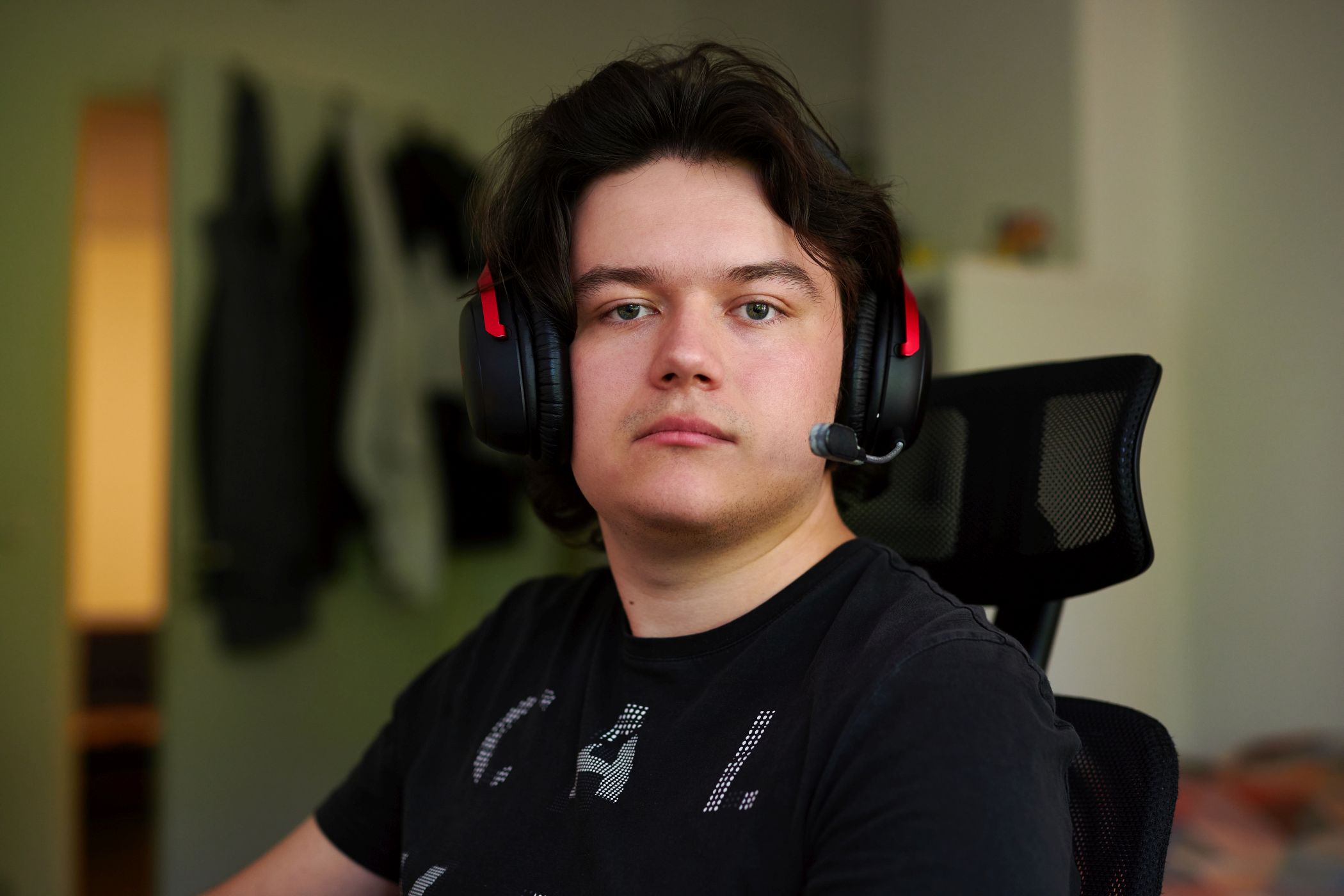 Jonas Cioch (23) geriet als Student in Bochum in eine Social Media- und Computerspiel-Sucht.<br>Bild: LWL/Nikolaus Urban