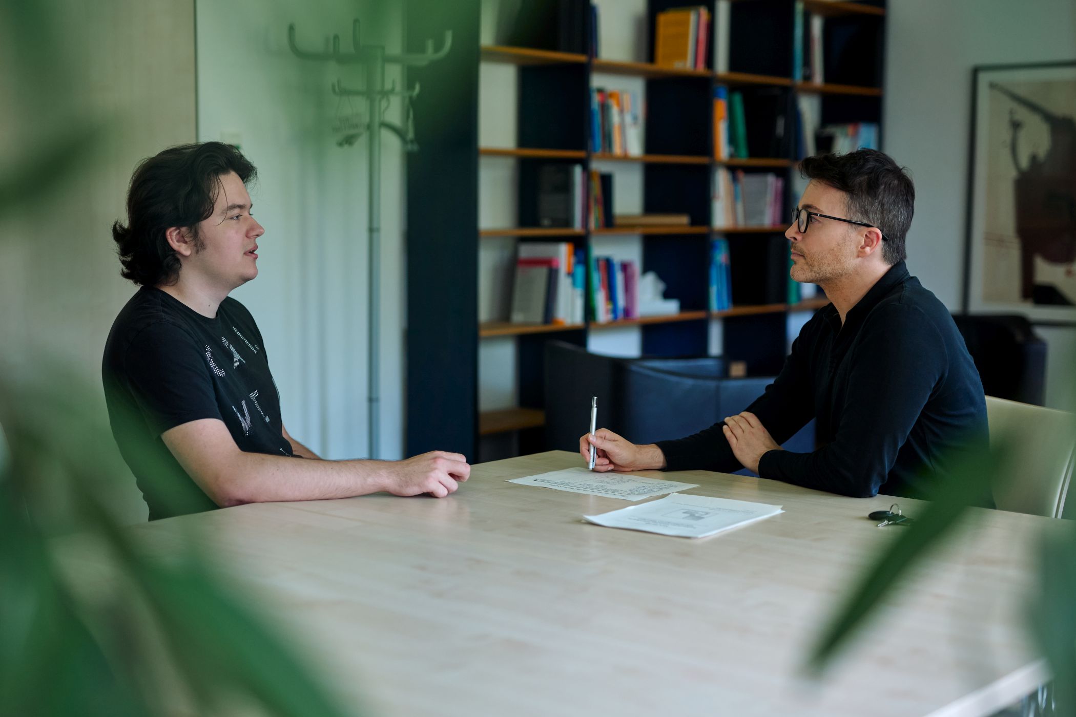 Zusammen mit Jonas Cioch (l.) bespricht Prof. Dr. Georgios Paslakis von der LWL-Uniklinik Bochum für Psychosomatik und Psychotherapie die nächsten Therapieschritte.<br>Bild: LWL/Nikolaus Urban