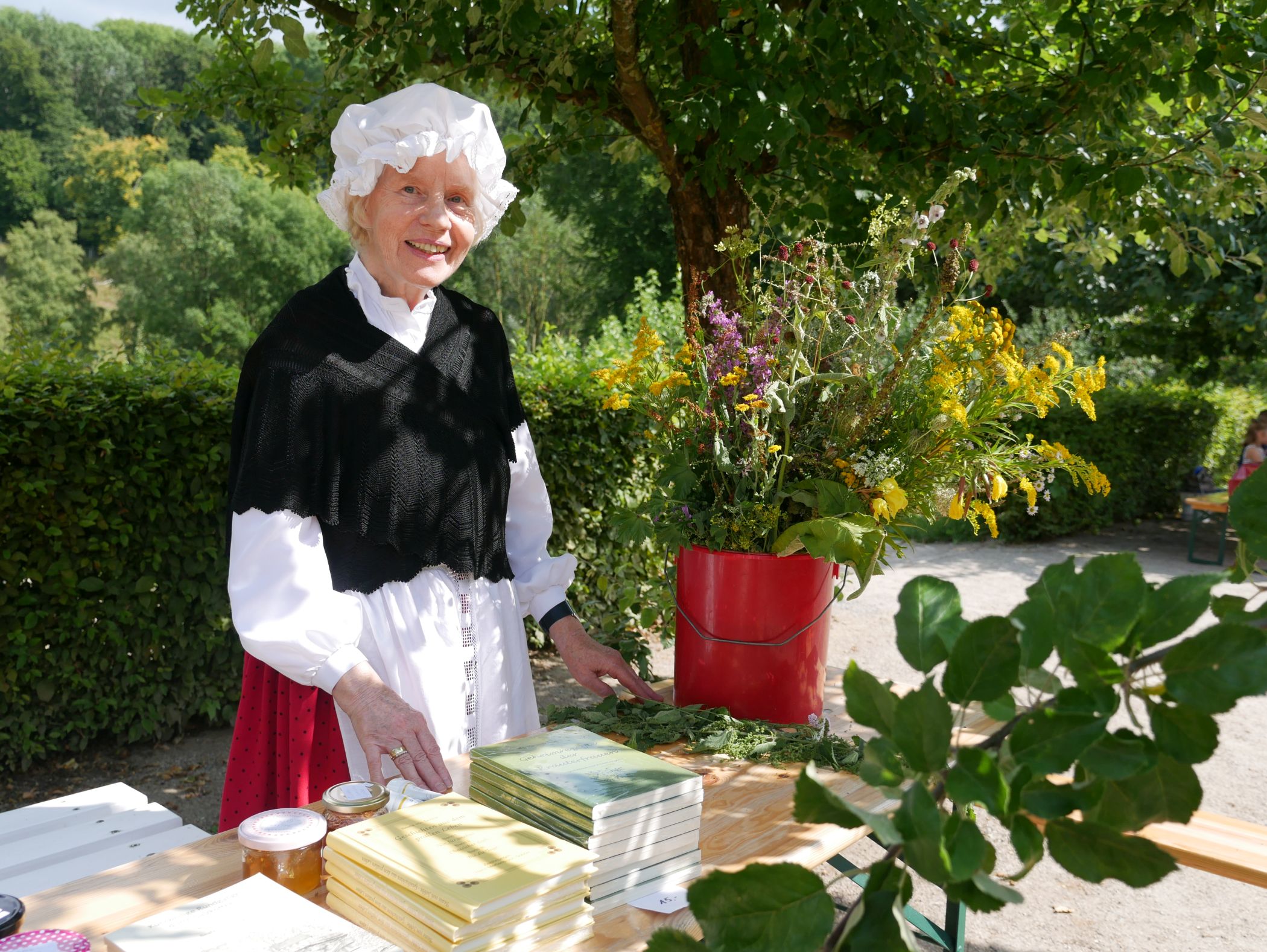 <b>Dagegen ist ein Kraut gewachsen:</b> Kräuterexpertin Beate von Sobbe erläutert am Dalheimer Thementag die Charakteristika eines typischen regionalen Krautbunds.<br>Foto: LWL/Kristina Schellenberg