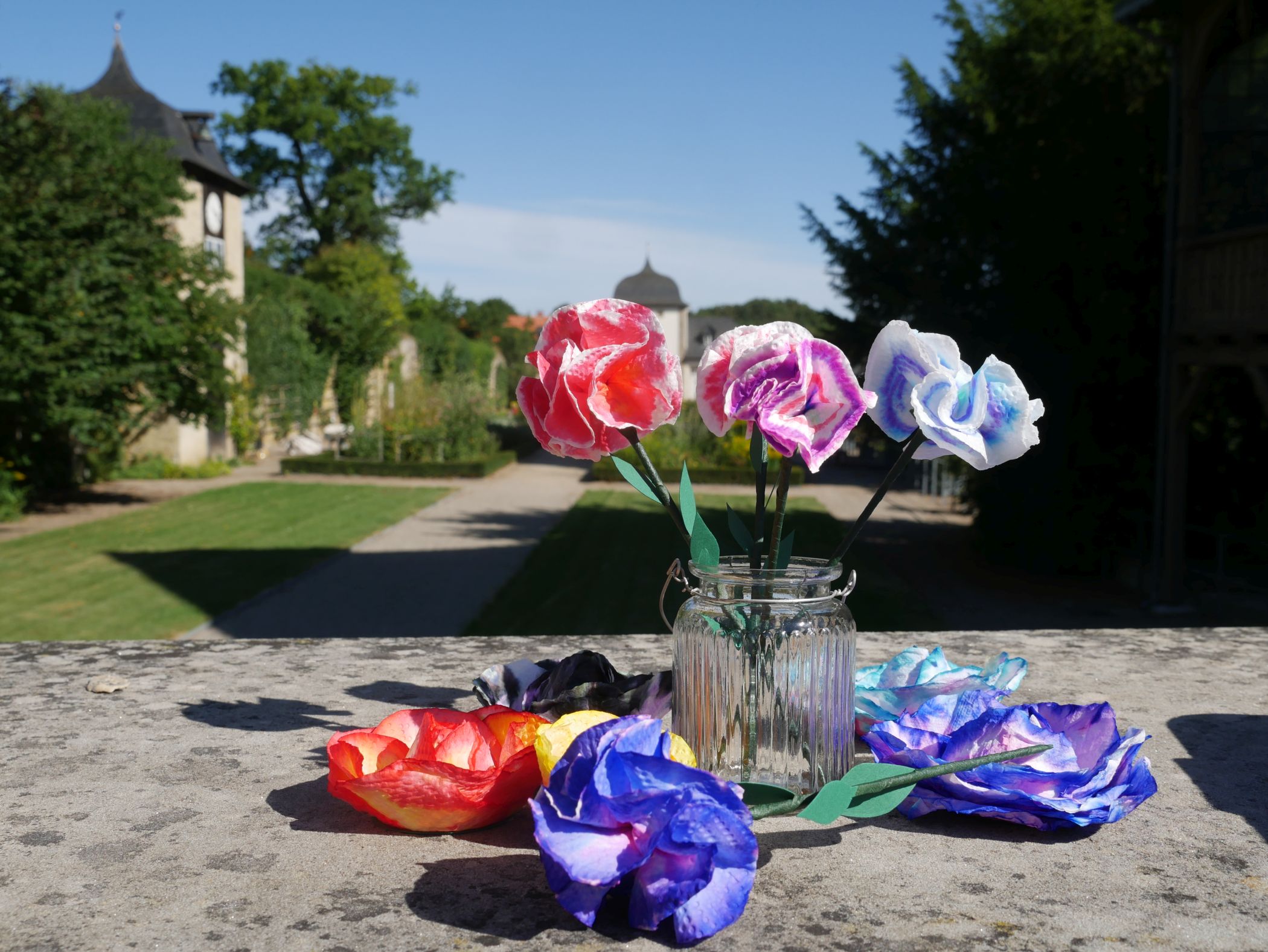 <b>In voller Blüte:</b> Beim Kinderprogramm des Krautbundtags (16.08.) im Kloster Dalheim färben kleine Museumsgäste Papier ein und stellen daraus bunte Blumen her.<br>Foto: LWL/Dana Giebken