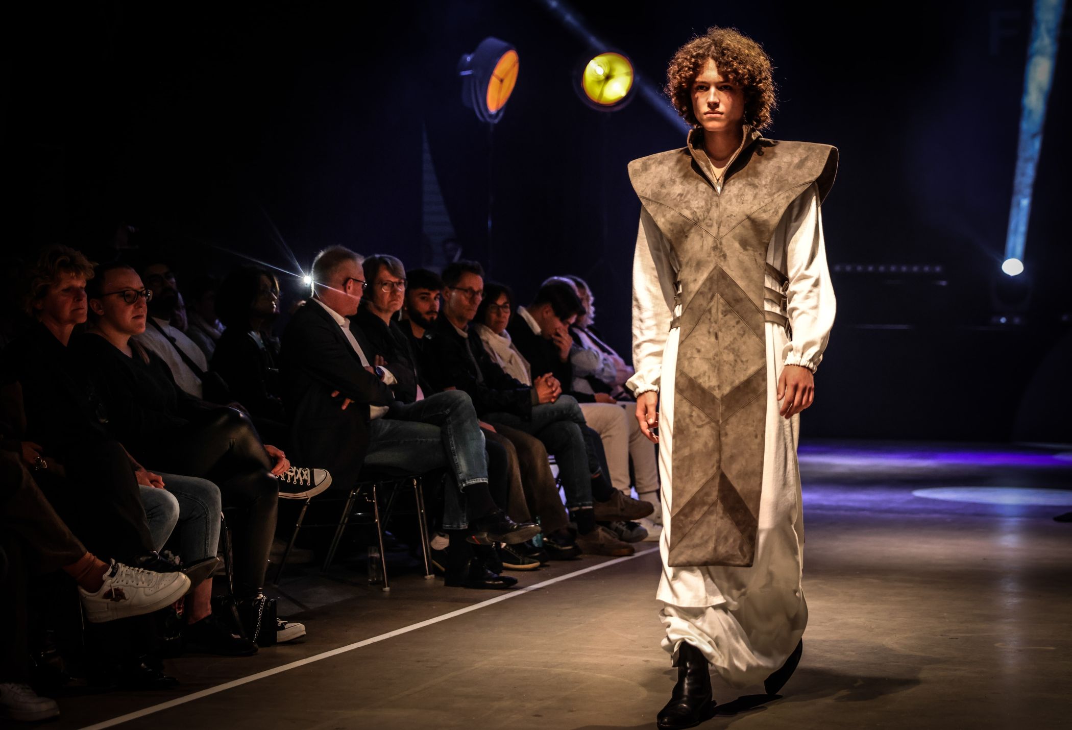 Das Publikum ist hautnah dabei, wenn die Models über den Catwalk laufen.<br>Foto: LWL / Achim Glagla