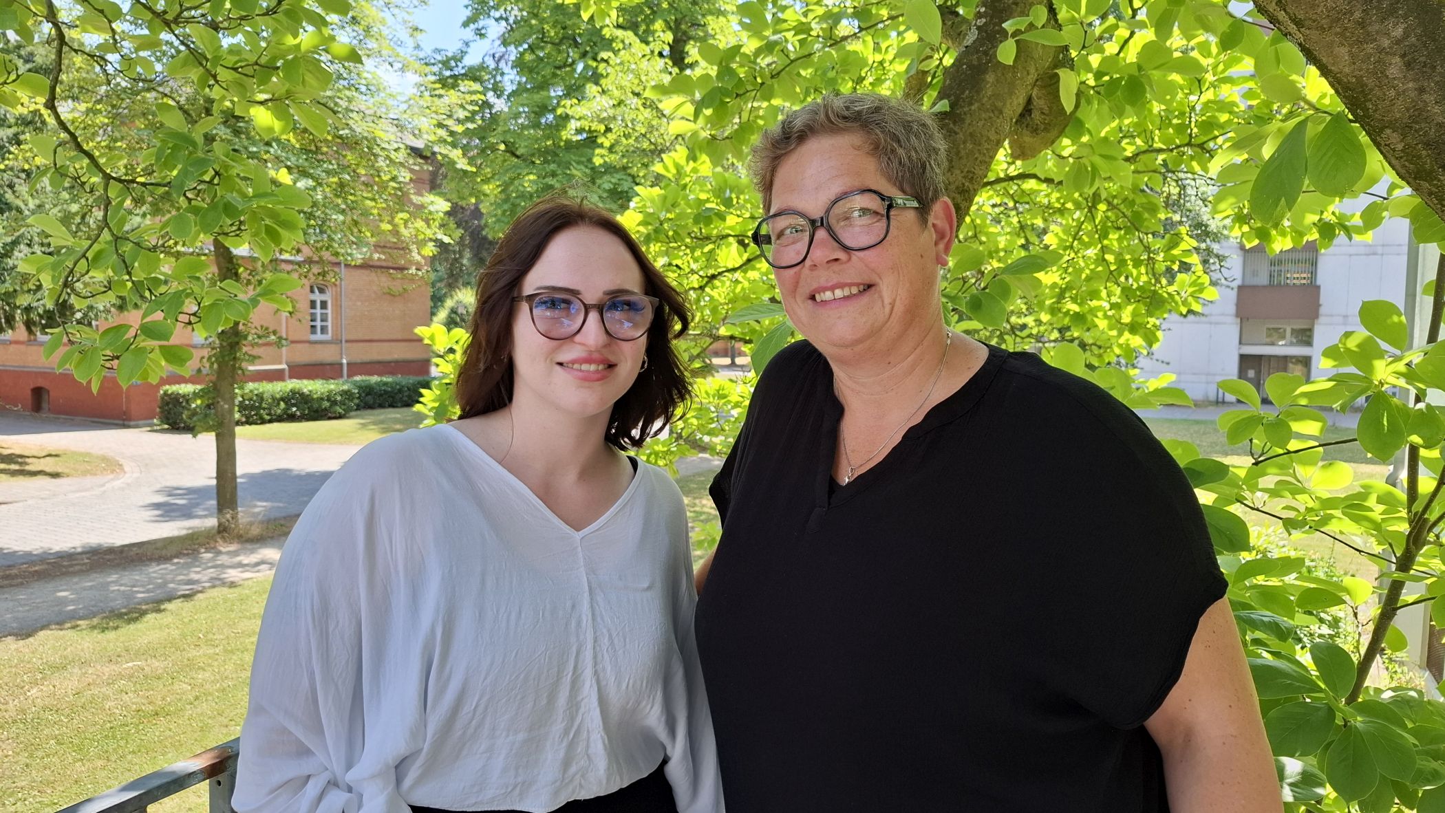 Michelle Krois (l.) ist eine junge Führungskraft an der LWL-Klinik Dortmund. Das Mentoring-Programm, das unter anderem von Bettina Kamphoff (r.) konzipiert wurde, hat ihr auf ihrem Weg geholfen.<br>Foto: LWL / Philipp Stenger