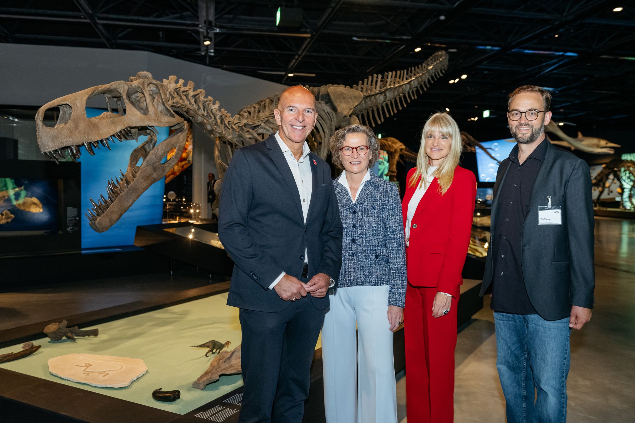 Ina Scharrenbach (2.v.l.), Ministerin für Heimat, Kommunales, Bau und Digitalisierung des Landes Nordrhein-Westfalen, besuchte die neue paläontologische Landesausstellung "überLeben zwischen Dinos und Schuppenbäumen" im LWL-Museum für Naturkunde in Münster und sprach anschließend beim Festakt zur Eröffnung ein Grußwort.<br>Foto: LWL/Steinweg
