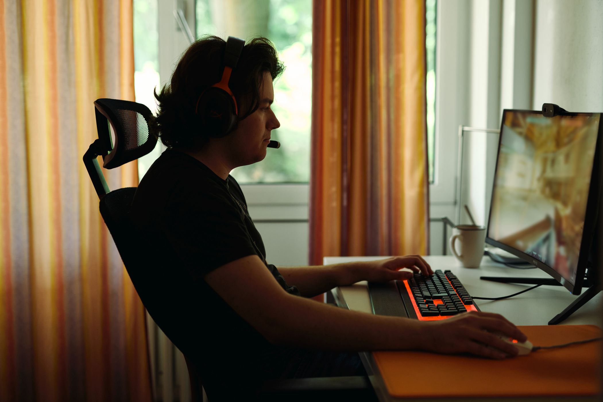 Jonas Cioch (23) geriet als Student in Bochum in eine Social Media- und Computerspiel-Sucht.<br>Bild: LWL/Nikolaus Urban
