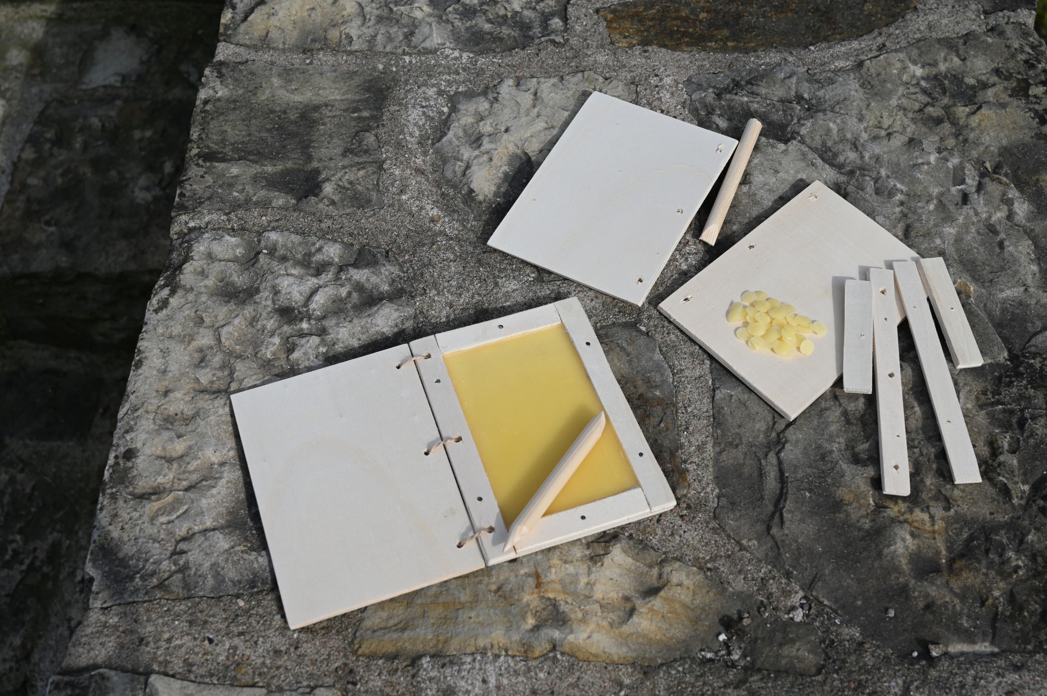 Wachstafeln waren die "Notebooks" der Römer. Bei einem Workshop im LWL-Museum in der Kaiserpfalz können die Teilnehmenden ihre eigenen Wachstafeln herstellen.<br>Foto: LWL-Museum in der Kaiserpfalz