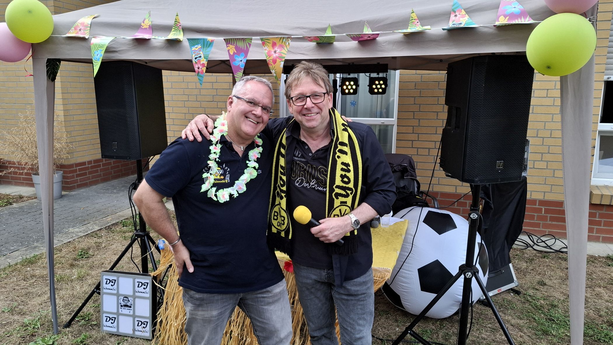 Musiker Matthias "Kasche" Kartner (r.) und DJ "Atommic" (Thomas Harderer, l.) sorgten beim Sommerfest für Stimmung.<br>Bild: LWL/Philipp Stenger
