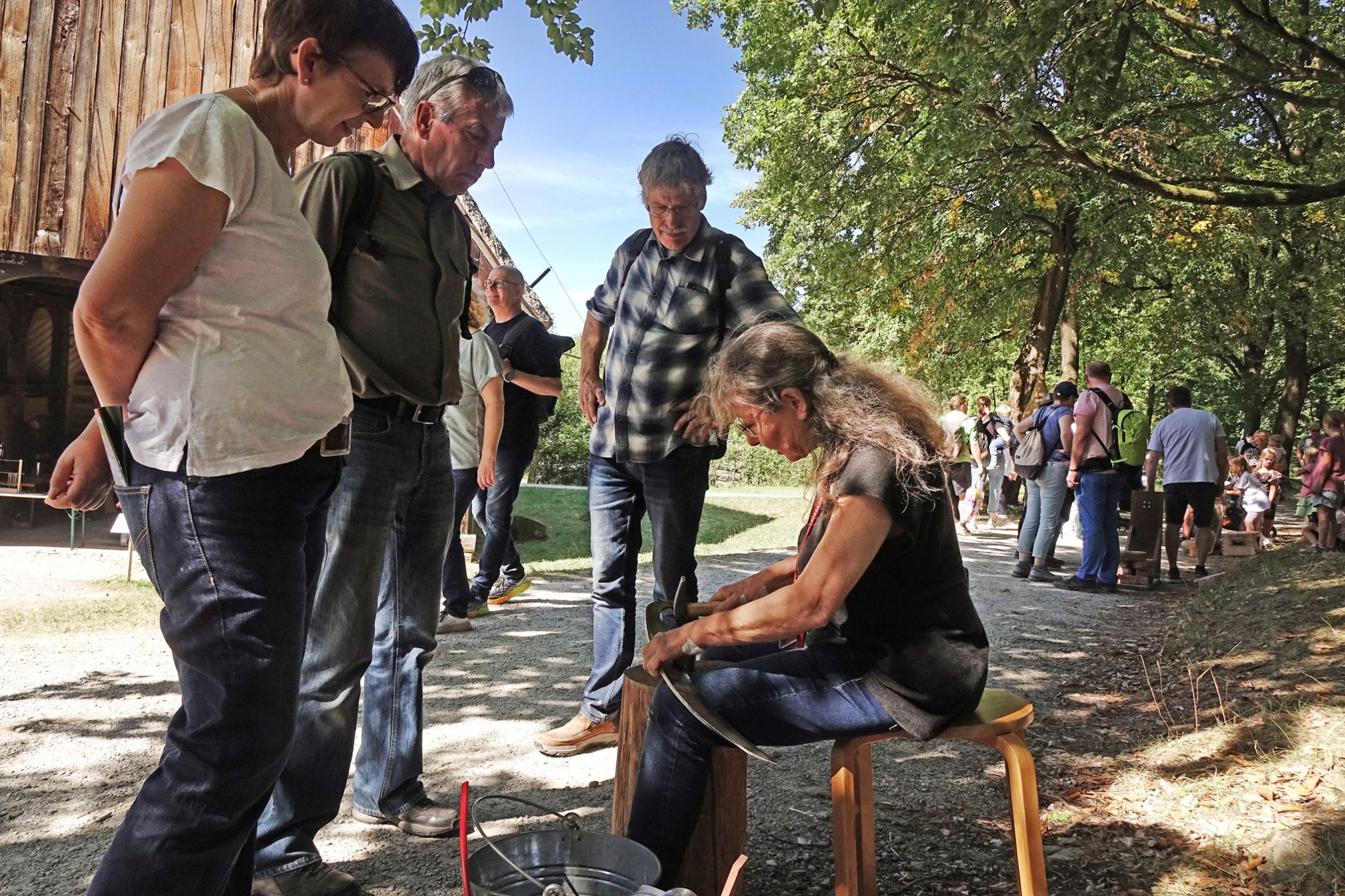 Die Besucherinnen und Besucher können sich vor Ort unter anderem über das Mähen mit der Sense informieren.<br>Foto: LWL/Jähne