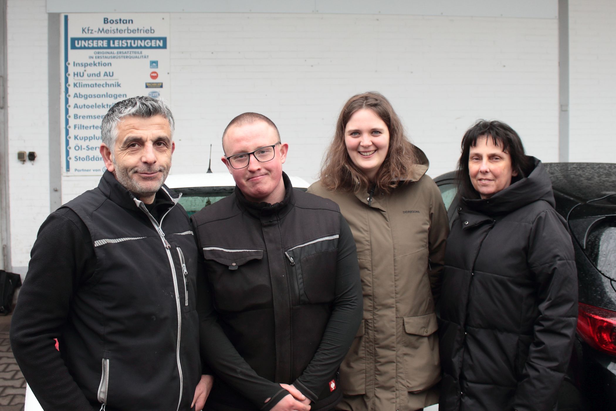 Inklusion am Arbeitsplatz kann nur gelingen, wenn ein Netzwerk gemeinsam nach Lösungen sucht, das sind sich Geschäftsführer Yasar Bostan (v.l.), Pascal Vogt, Jobcoach Lea Diekmann und Yvonne Mehring-Goppold vom IFD einig.<br>Foto: Philipp Kruse