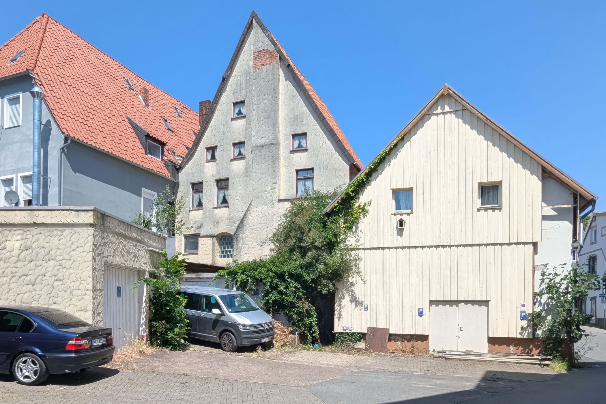 Eingang durch den grünen Bewuchs in das Traufgässchen.<br>Foto: Markus Schmidt