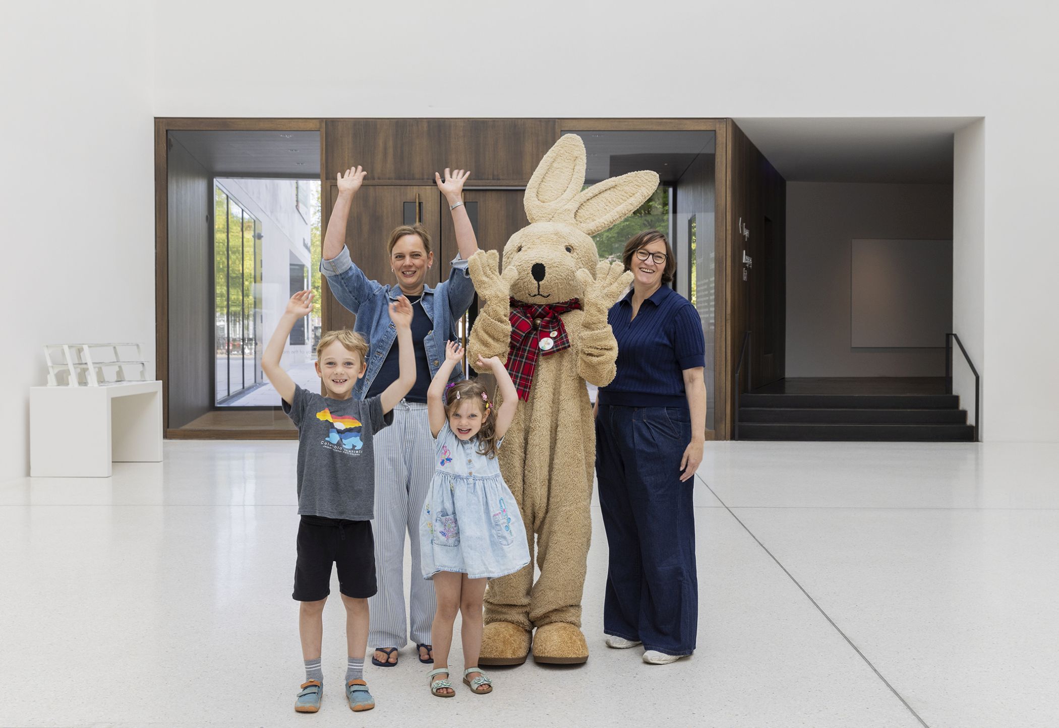 Der Hase Felix und Ingrid Fisch, Leiterin der Kunstvermittlung im LWL-Museum für Kunst und Kultur, begrüßten Daphne Franke (l.) mit ihren Kindern als 50.000. Besucherin in der Familienausstellung "Reiselustig".<br>Foto: LWL/Hanna Neander