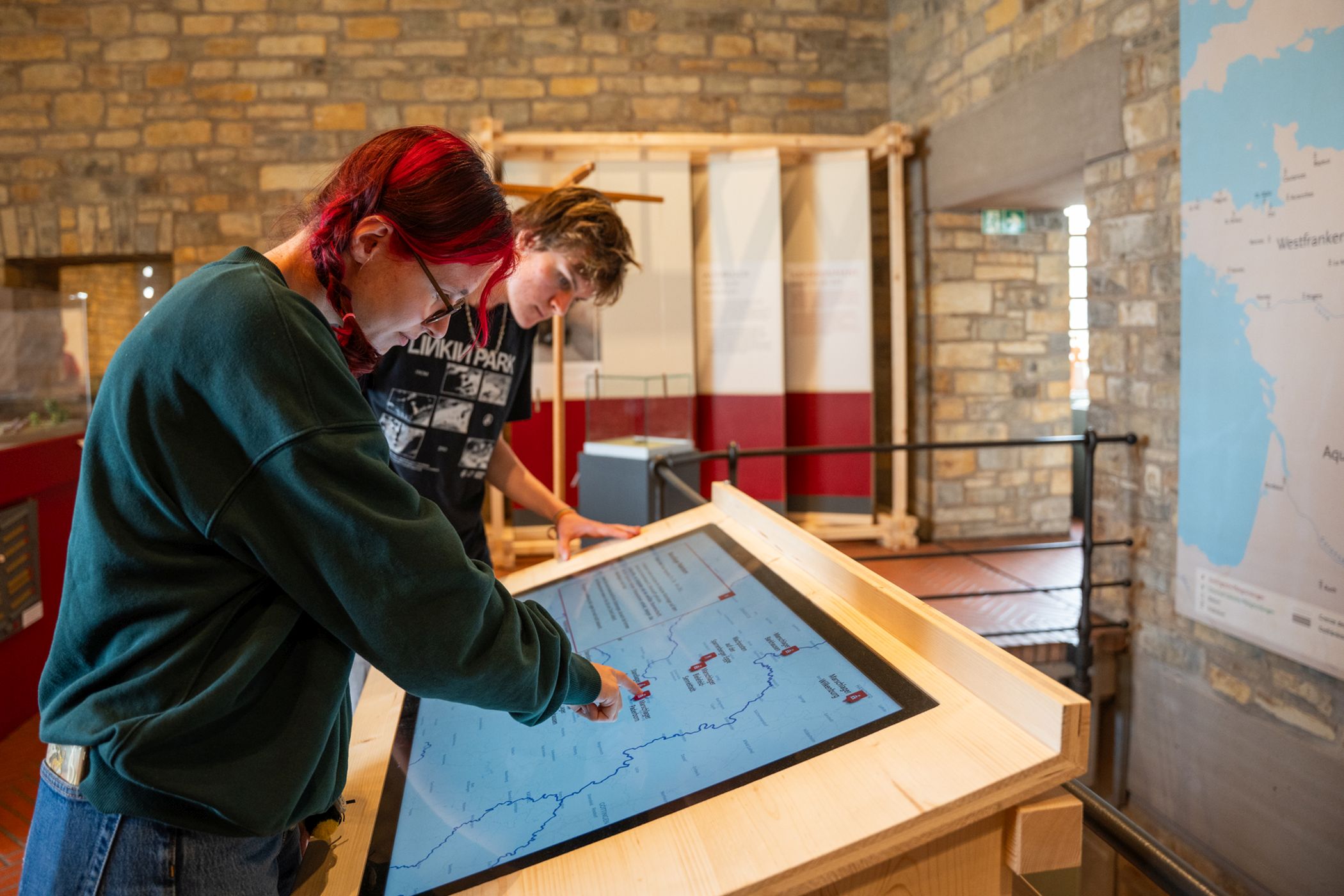Medienstationen in der Sonderausstellung "Von Co-Living bis Glamping" machen das Leben der Römer an Pader und Lippe greifbar.<br>Foto: LWL/ Emad Daood