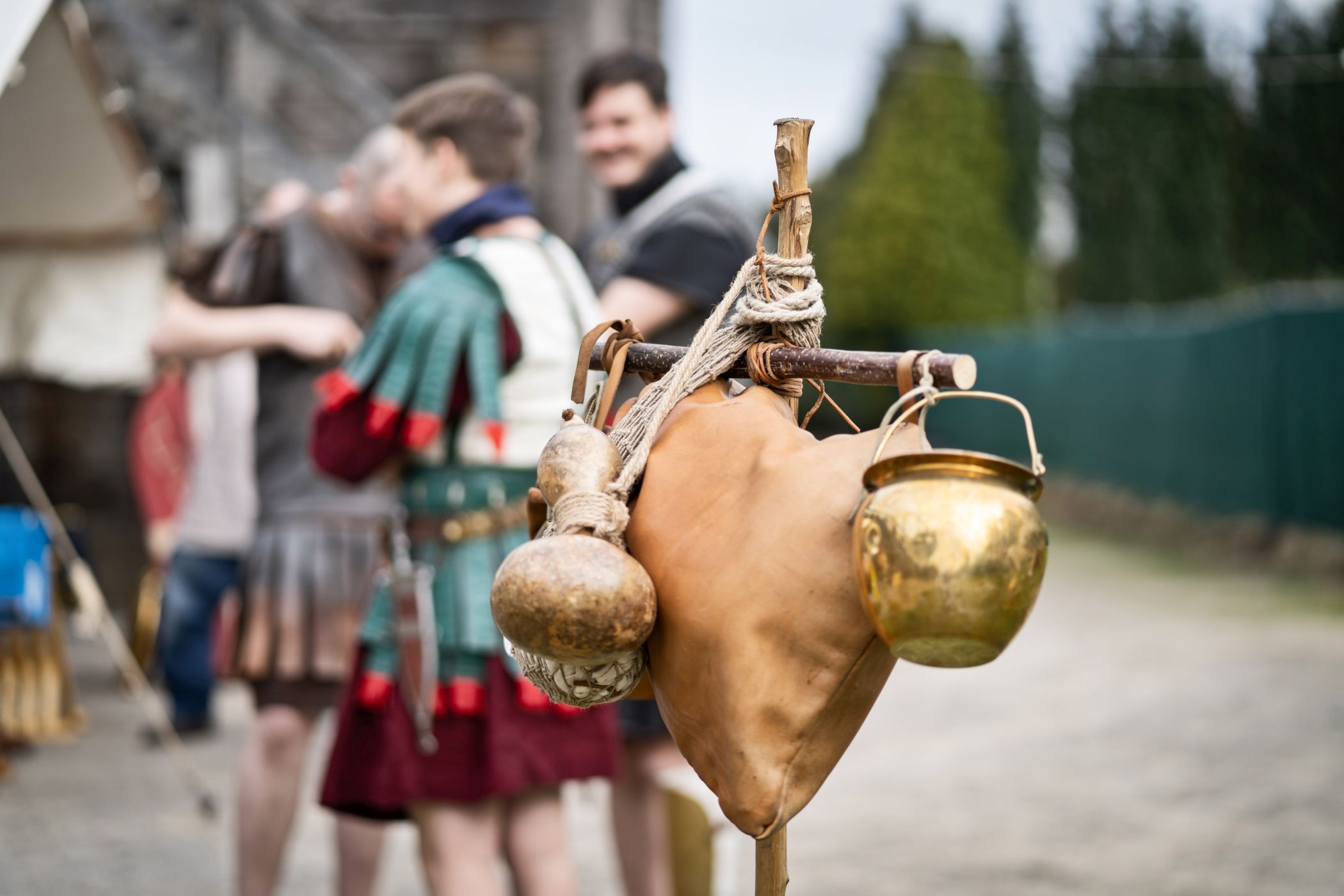 Mitglieder der Reenactment-Gruppen LEGIO VII PATENA und LEGIO XXI RAPAX schlagen ihre Zelte am 13.9. vor der Kaiserpfalz aus.<br>Foto: LWL