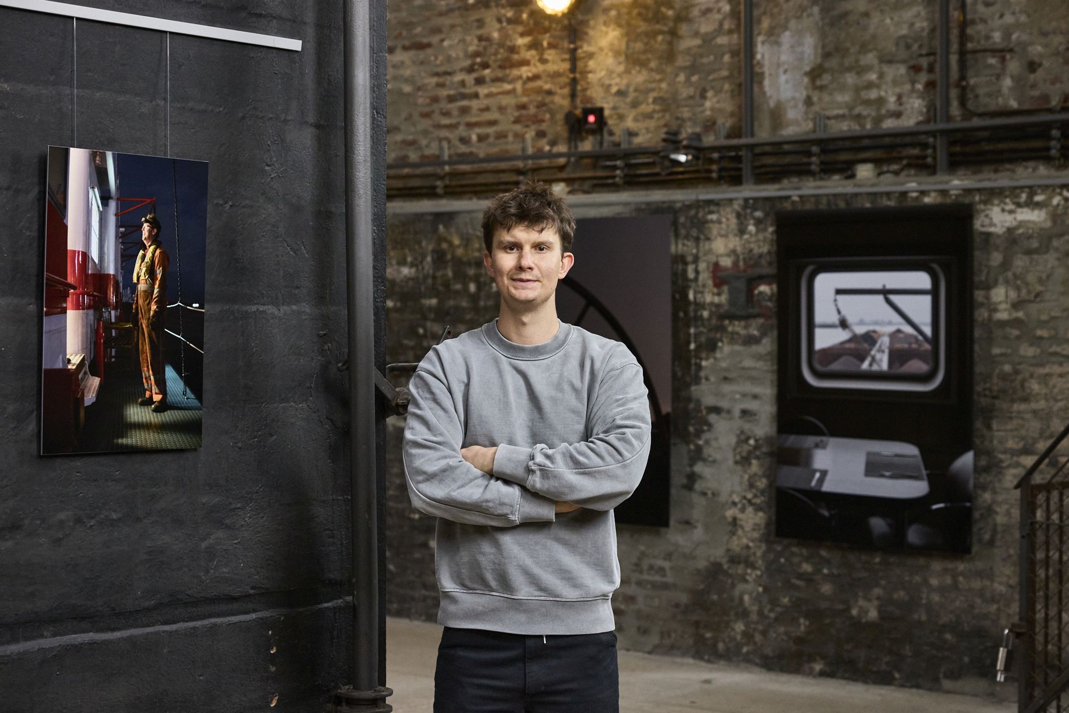 Der Fotograf Khalil Noé Döring führt Gäste am Samstag durch seine Ausstellung "Weg der Kohle"  im Malakowturm.<br>Foto: LWL / Philipp Harms
