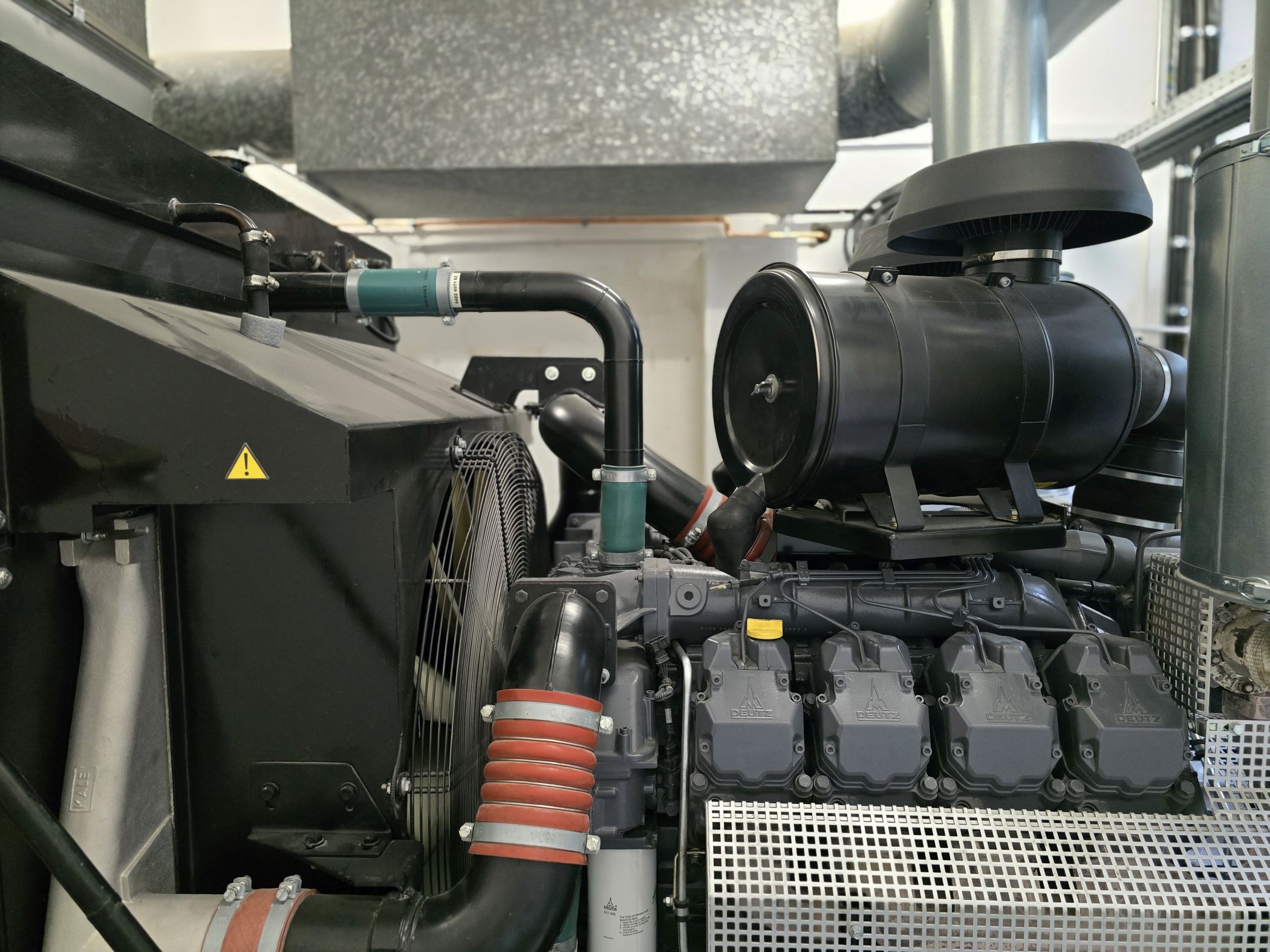 Das Notstromaggregat füllt einen ganzen Raum aus.<br>Foto: LWL/Michaela Rensing