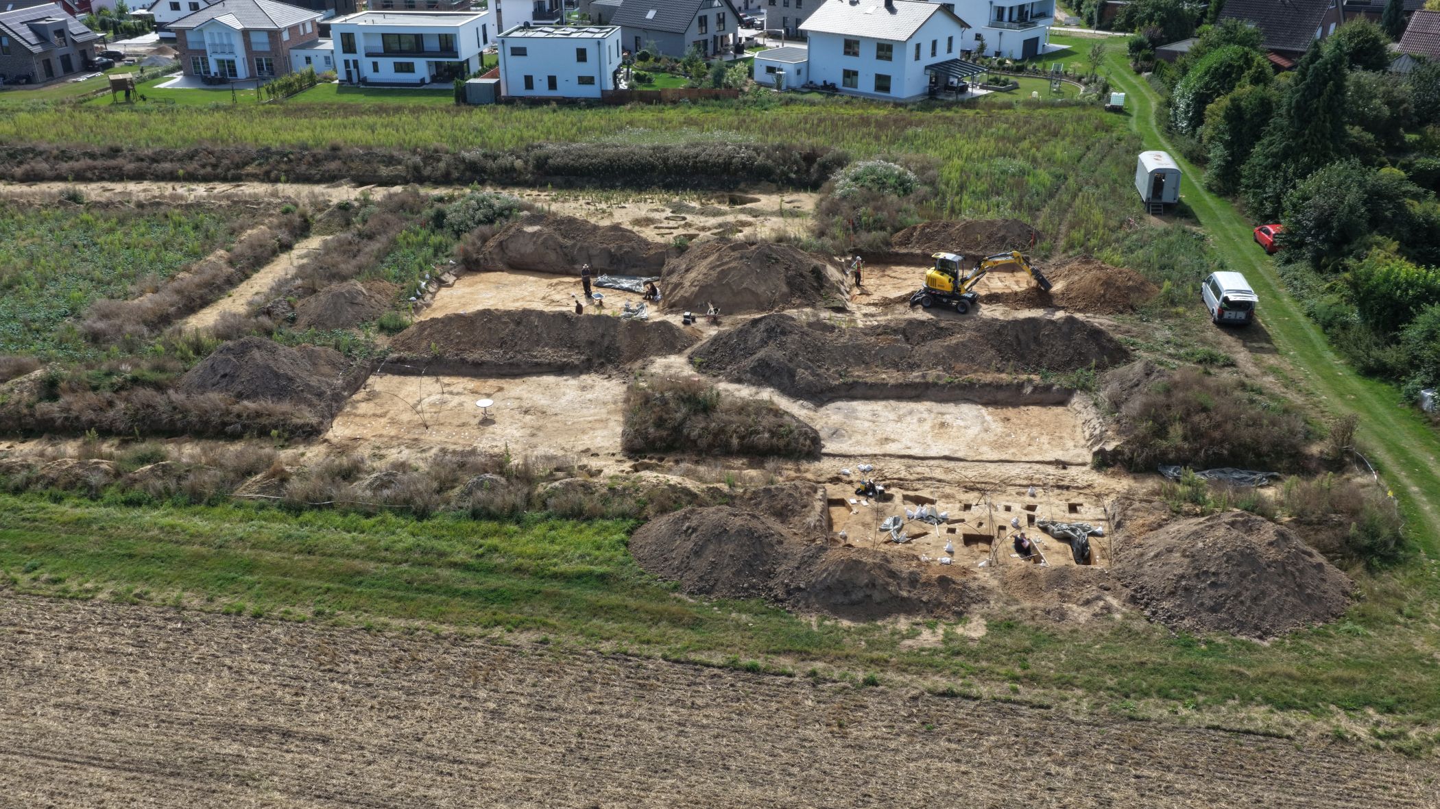 Übersichtsfoto über das Grabungsfeld. In den einzelnen Flächen lassen sich bisher mindestens fünf Hausgrundrisse rekonstruieren.<br>Foto: LWL/A. Koch