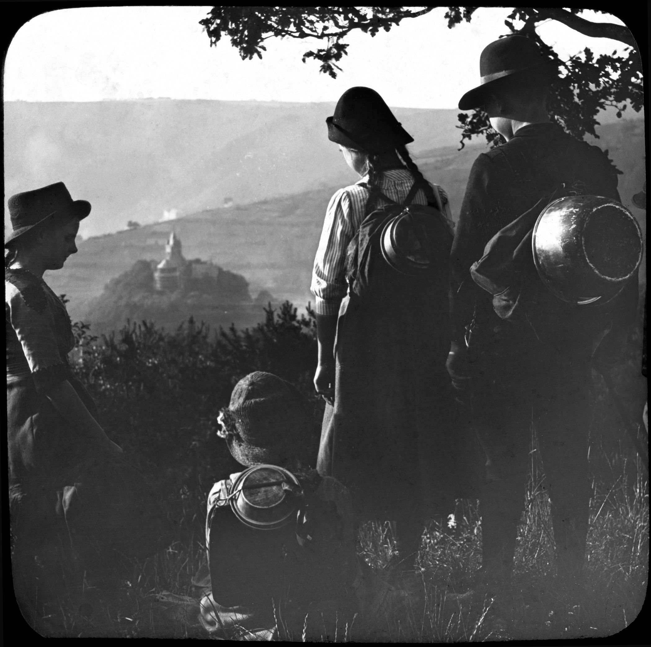 Schulwandergruppe mit Blick auf Burg Altena, um 1912.<br>Fotograf: Richard Schirrmann © LWL-Medienzentrum für Westfalen.