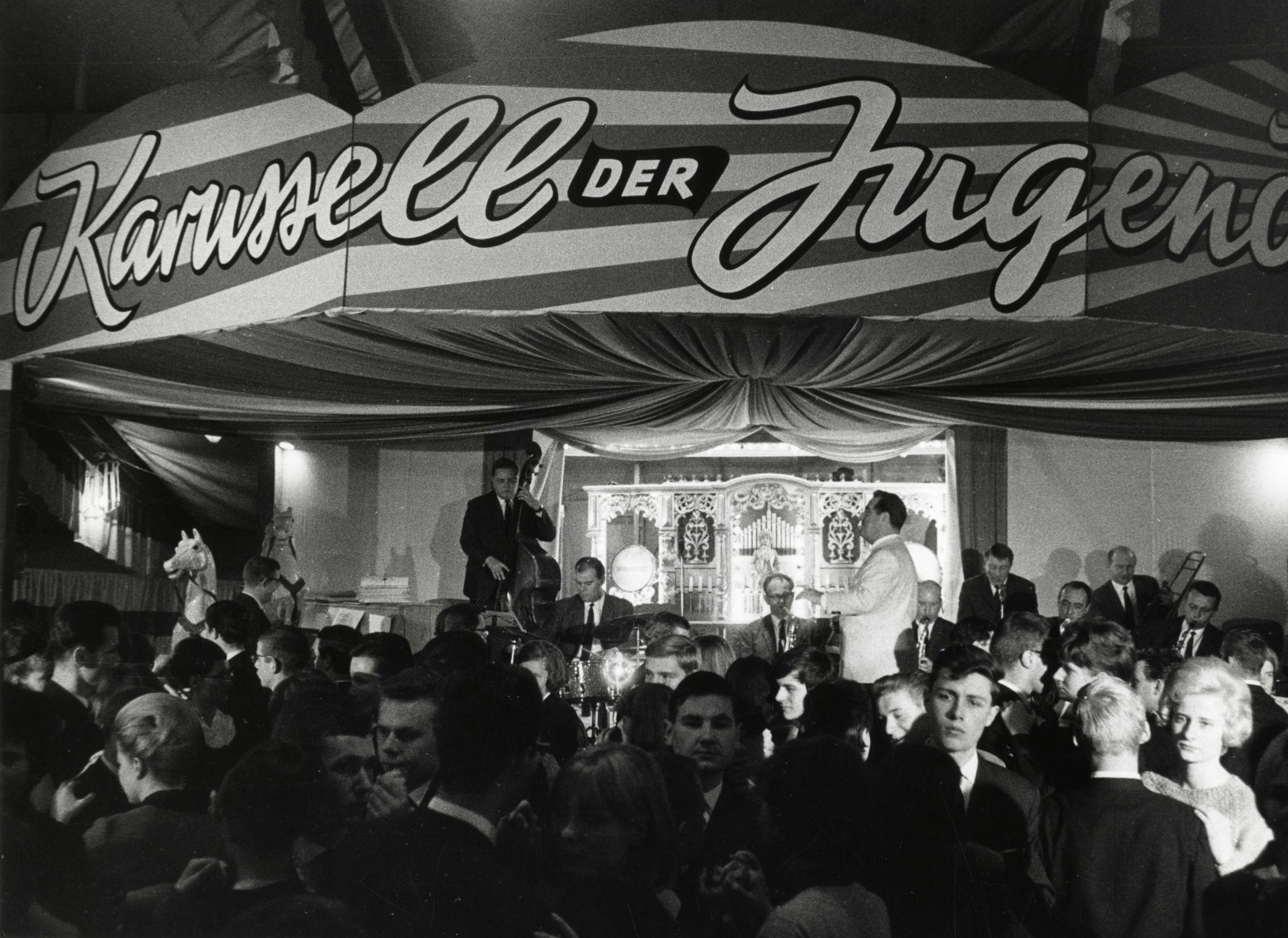 Band und Jugendliche beim "Karussell der Jugend", um 1965, Soest.<br>Fotograf: Manfred Bauer © Kreisarchiv Soest.