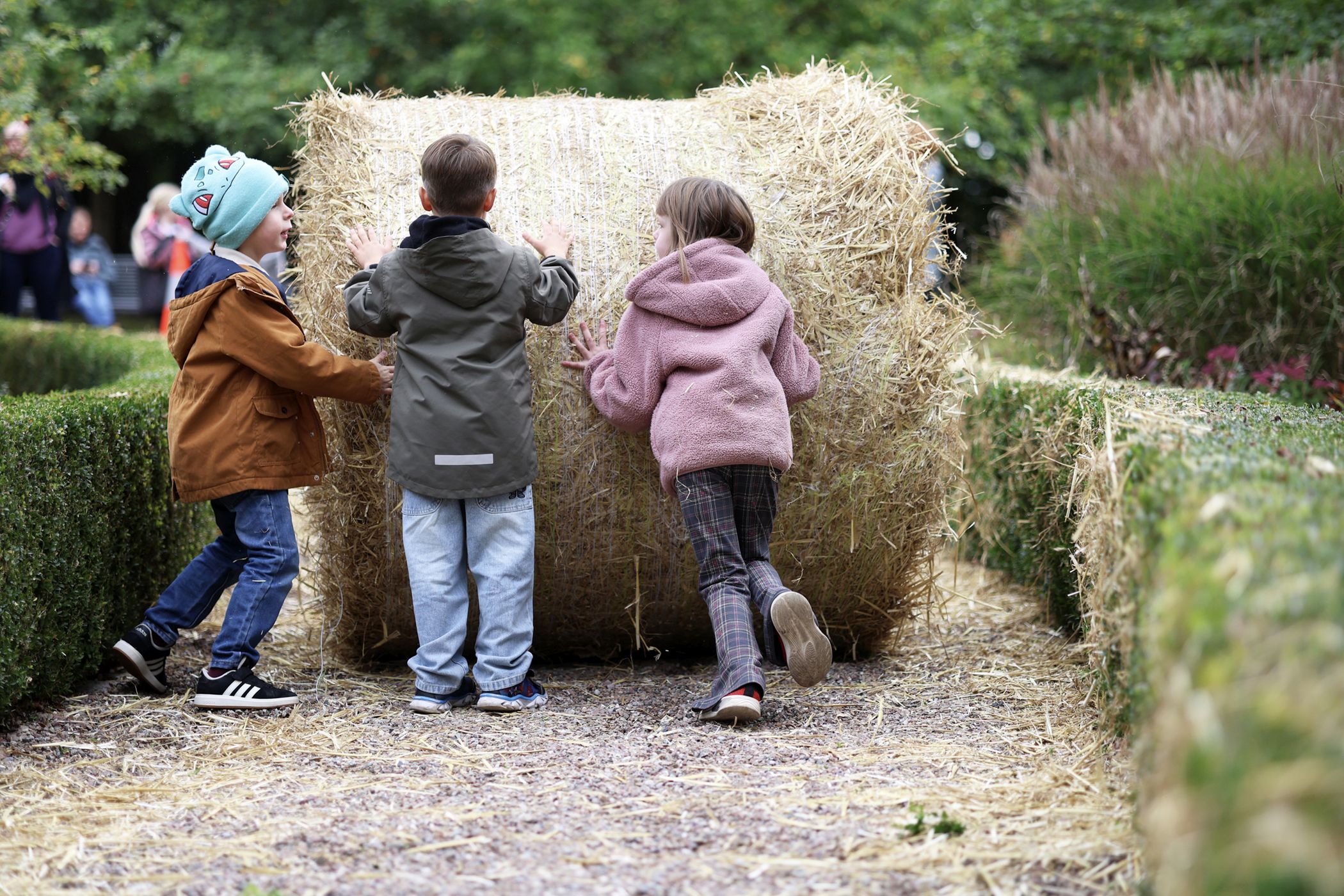 Im Herrenhausgarten können Kinder Heuballen rollen.<br>Foto: LWL / Alex Lehn